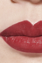 CHANEL ROUGE COCO BAUME بلسم بأصباغ مرطّب، بكثافة قابلة للزيادة لشفاه أكثر جمالًا يومًا بعد يوم.