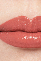 أحمر شفاه مرطب ومعزز للامتلاء. لمعان ولون طويل الثبات مكثف ROUGE COCO BLOOM