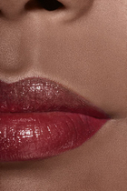 CHANEL ROUGE COCO BAUME بلسم بأصباغ مرطّب، بكثافة قابلة للزيادة لشفاه أكثر جمالًا يومًا بعد يوم.