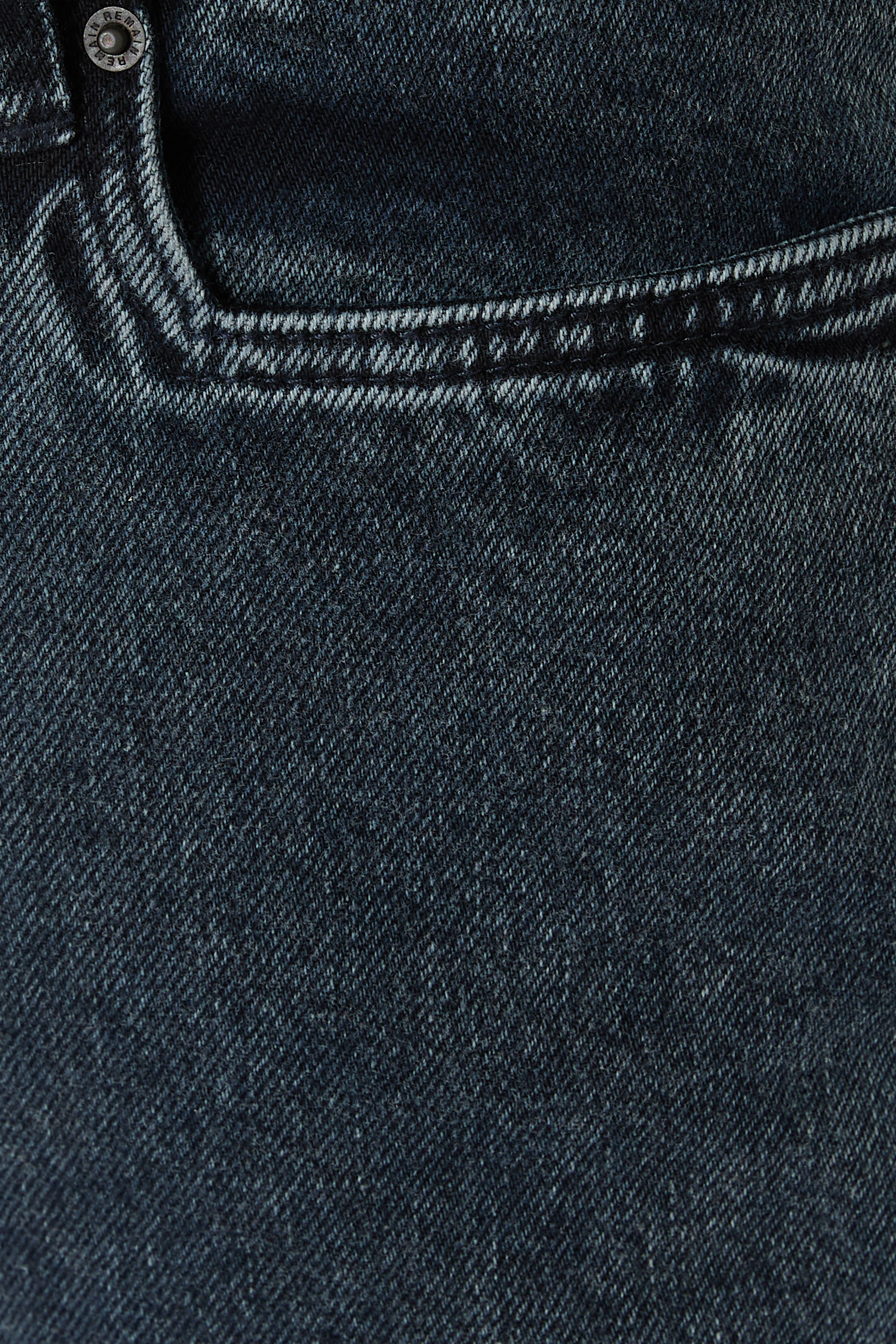 بنطال جينز بقصة ضيقة بحواف واسعة