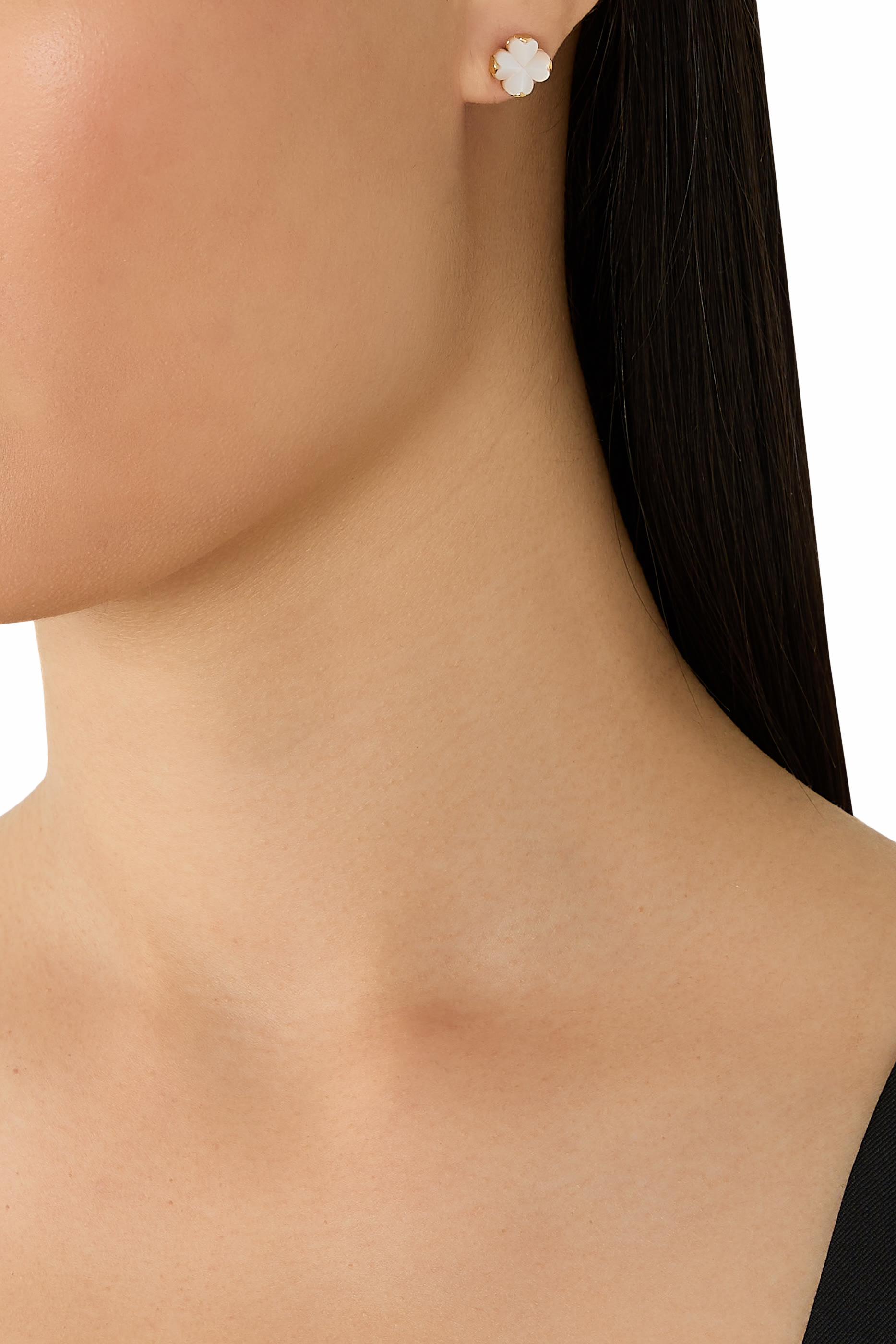 أقراط بتصميم زهرة بالشكل  البستوني