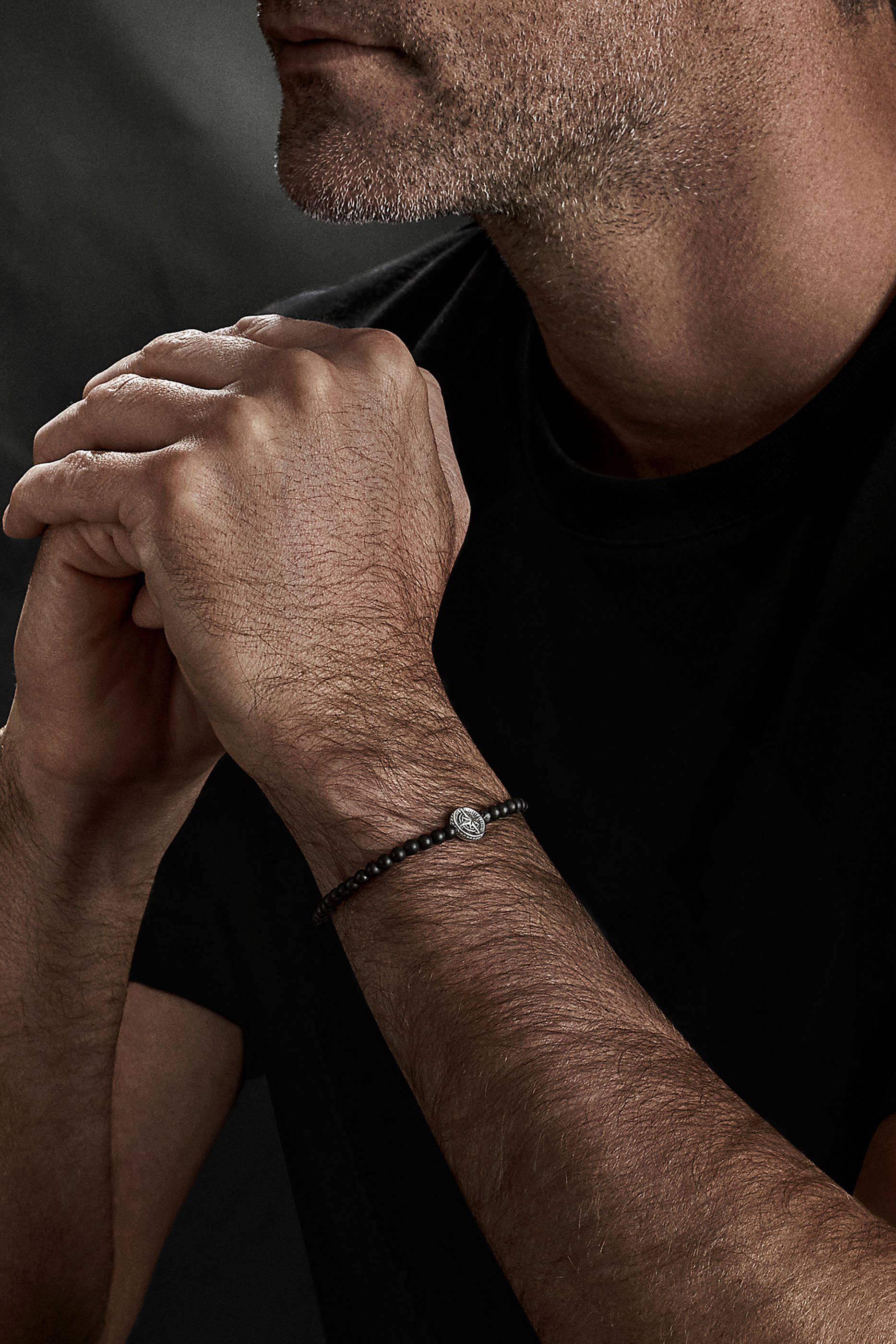 سوار بتصميم مسبحة وخرز عقيق أسود وحلية بوصلة فضة إسترلينية