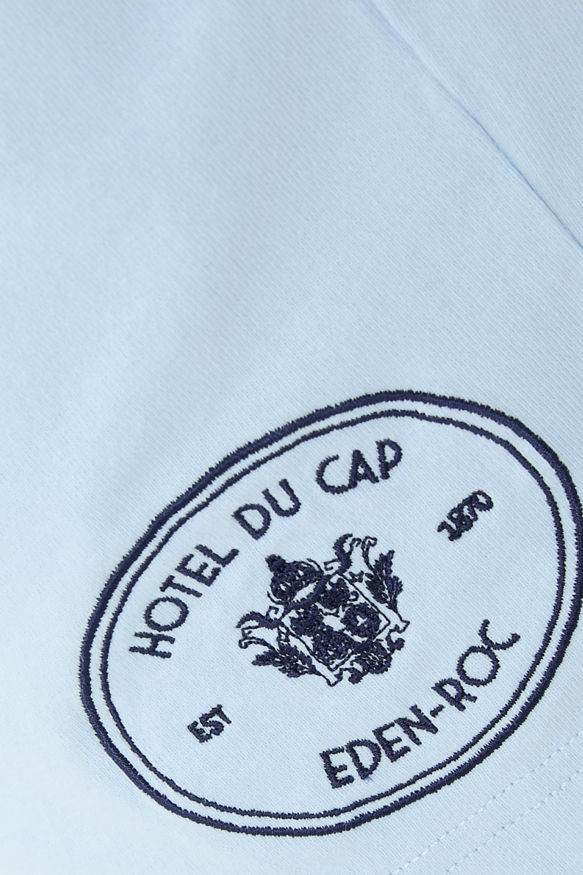 شورت مطرز بشعار الماركة