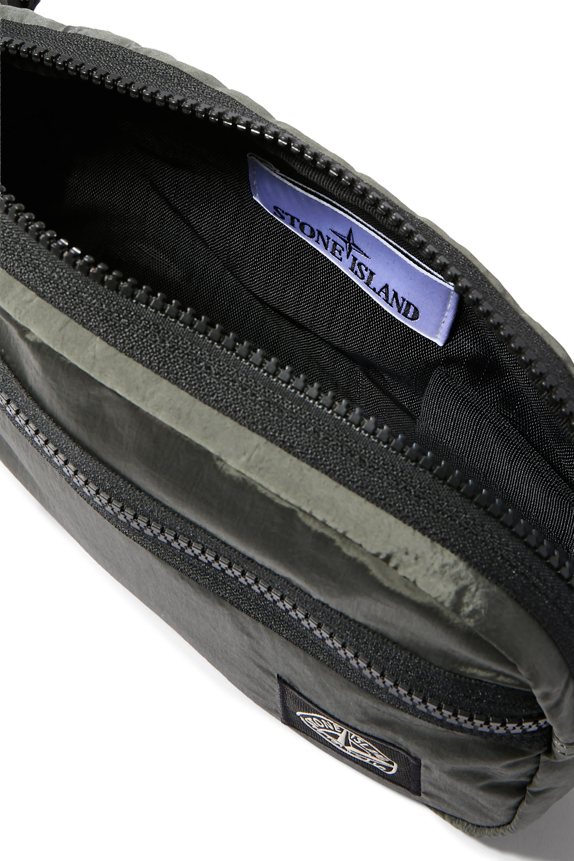 حقيبة صغيرة بشعار الماركة