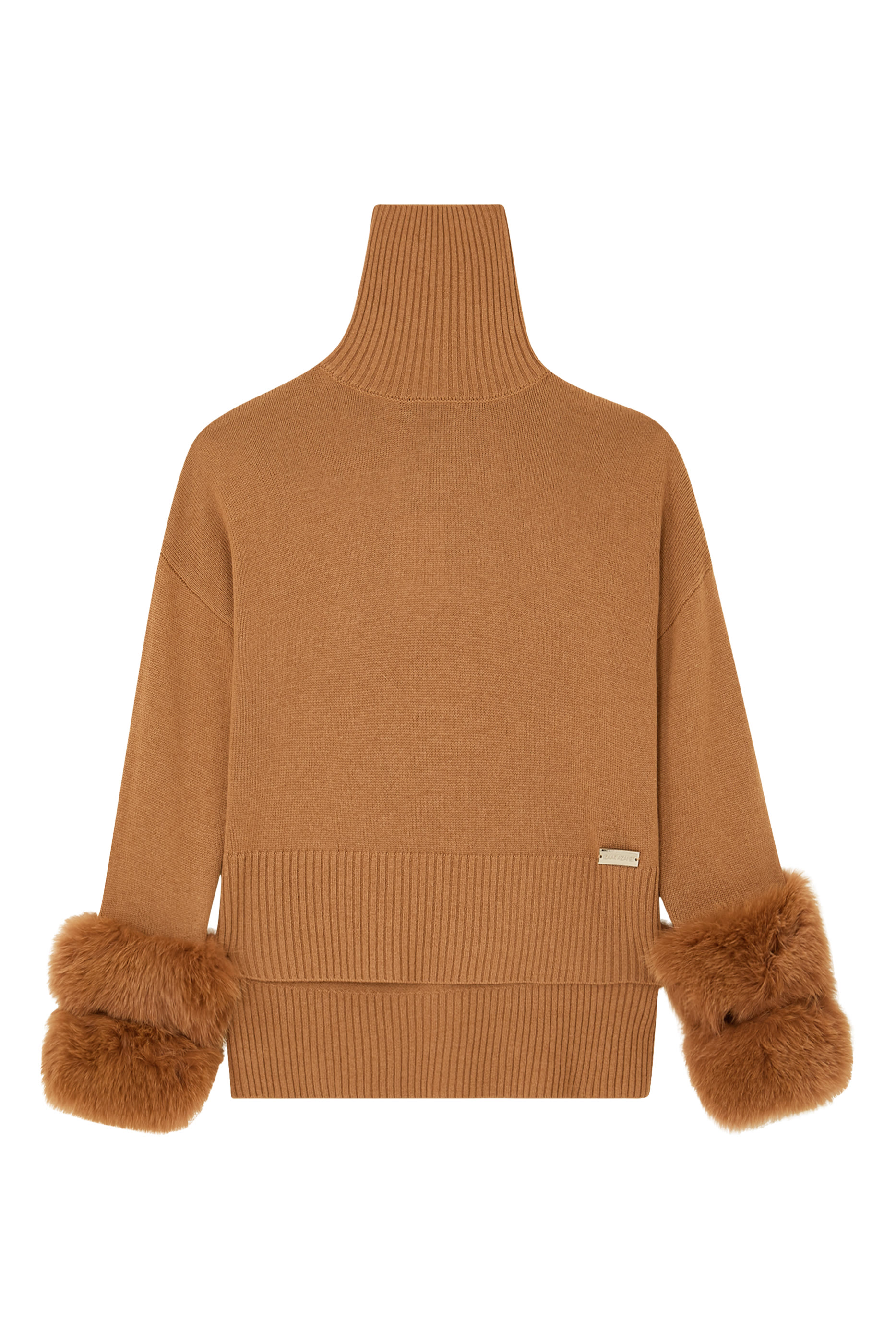 كنزة قصيرة بياقة عالية وأساور مزدوجة مزينة بفرو