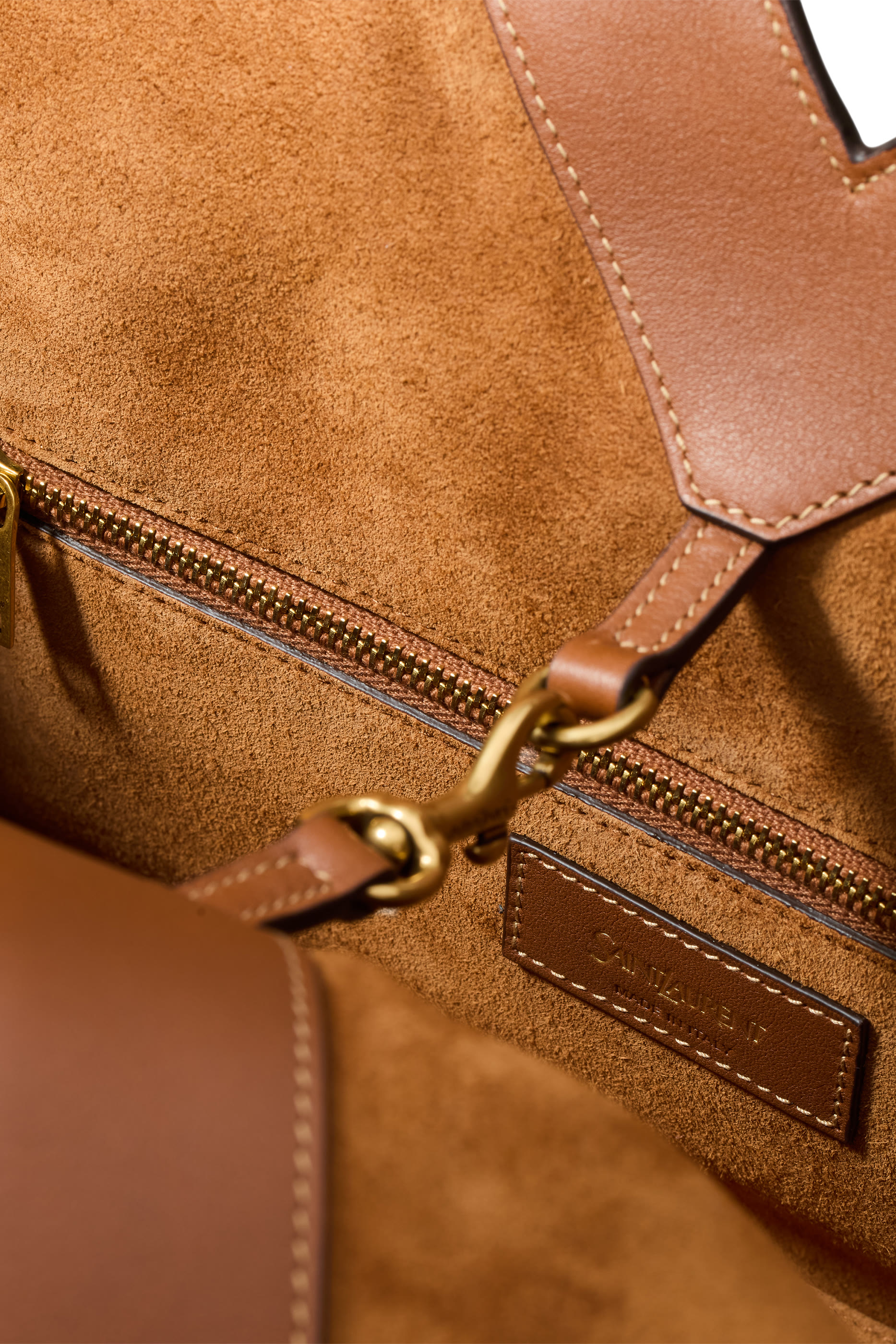 حقيبة يد صغيرة بشعار الماركة جلد