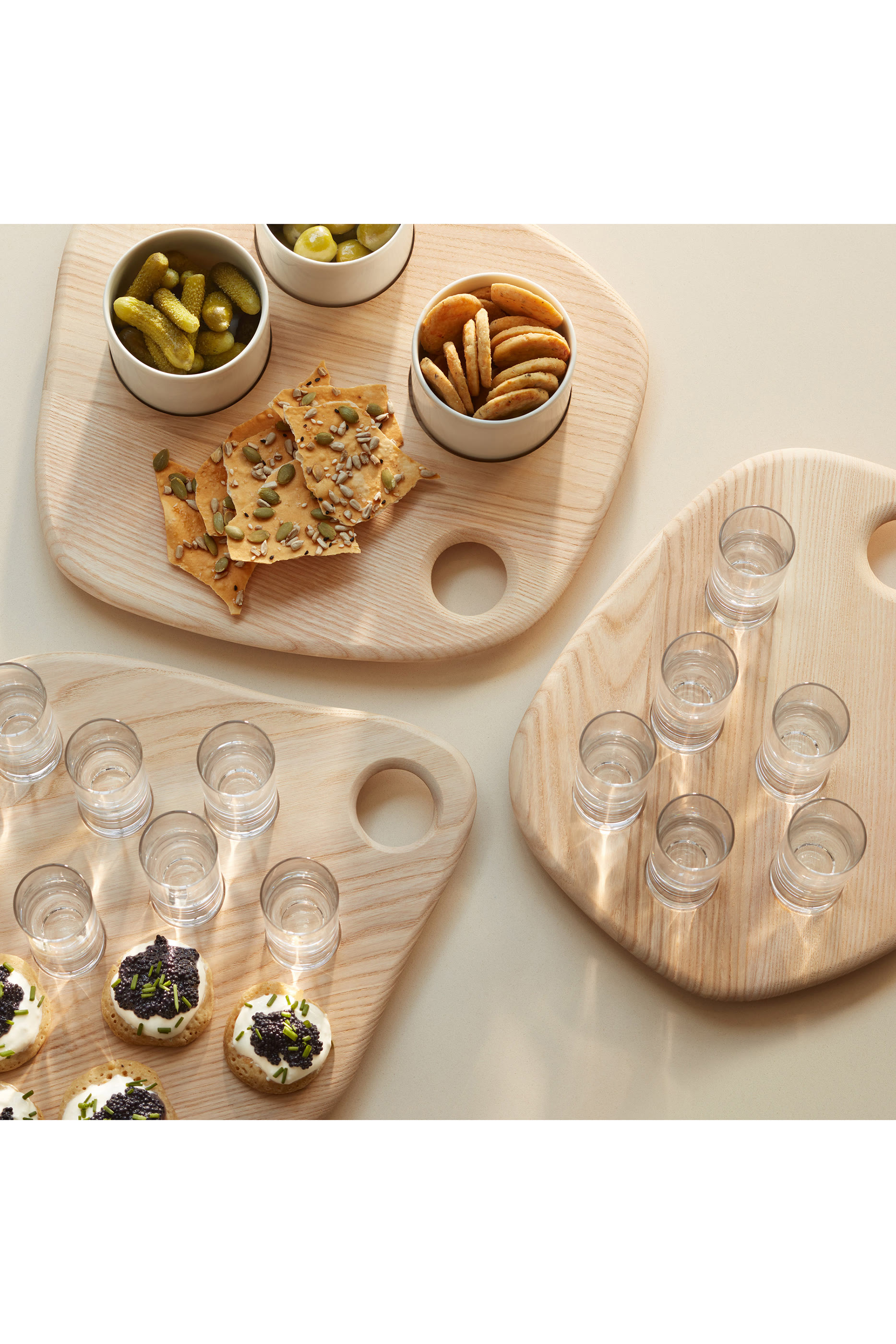 طقم أكواب شوت مع لوح تقديم خشب رماد