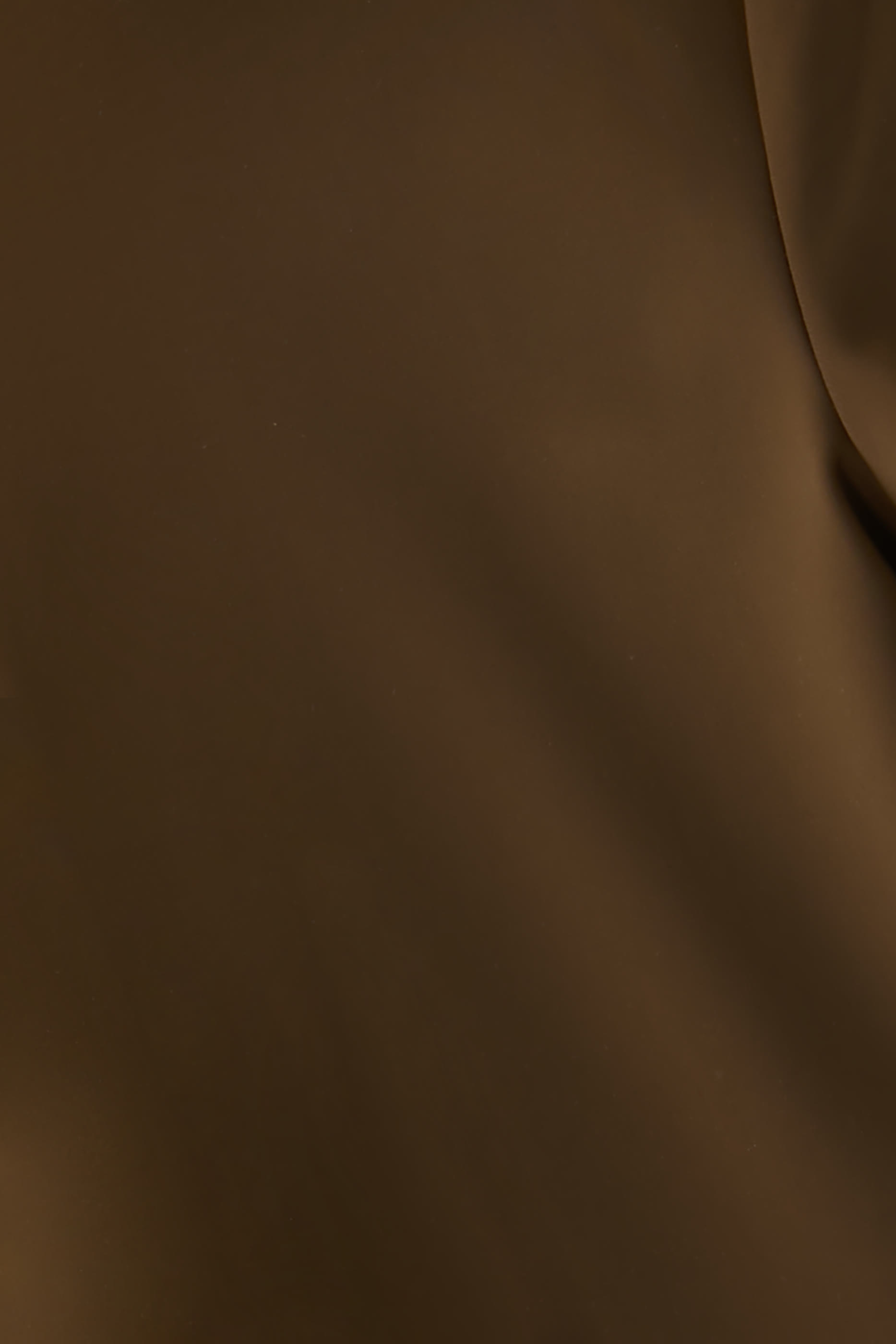 فستان طويل بأكمام طويلة