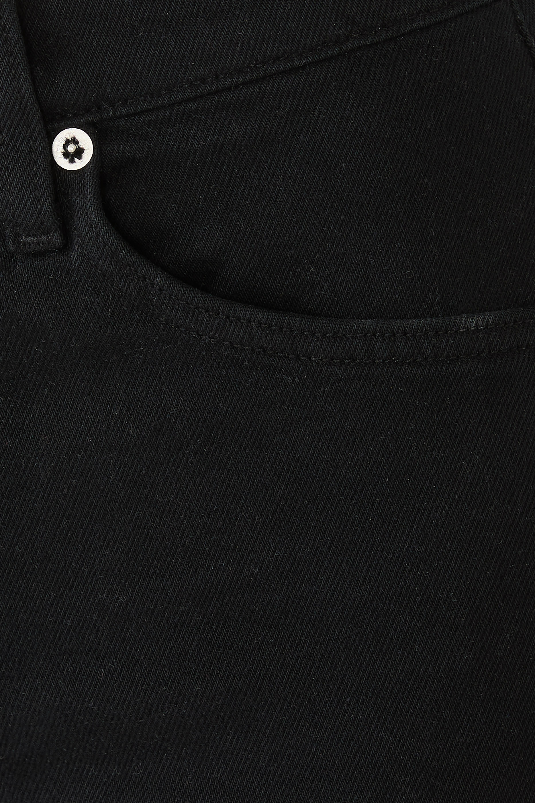 لغينغز إنغرام بقصة ضيقة وفتحات