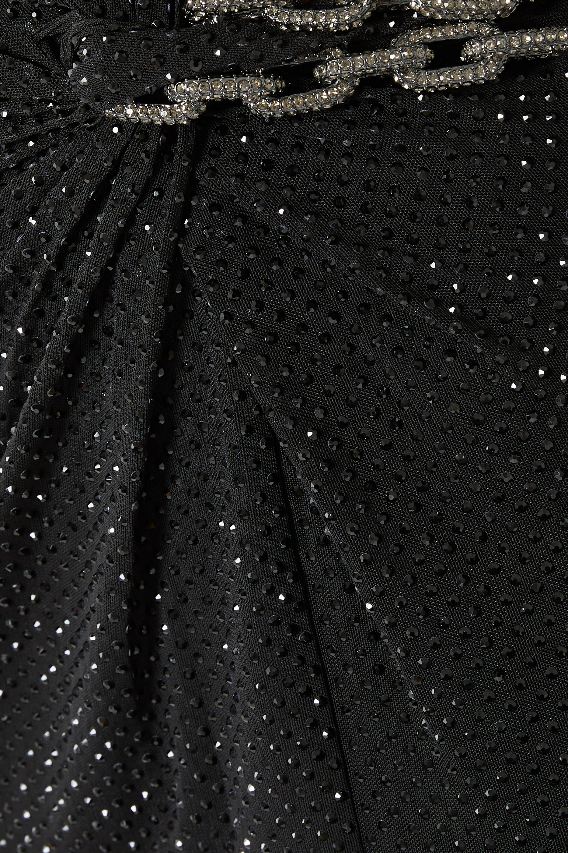 فستان طويل مزين بأحجار الراين