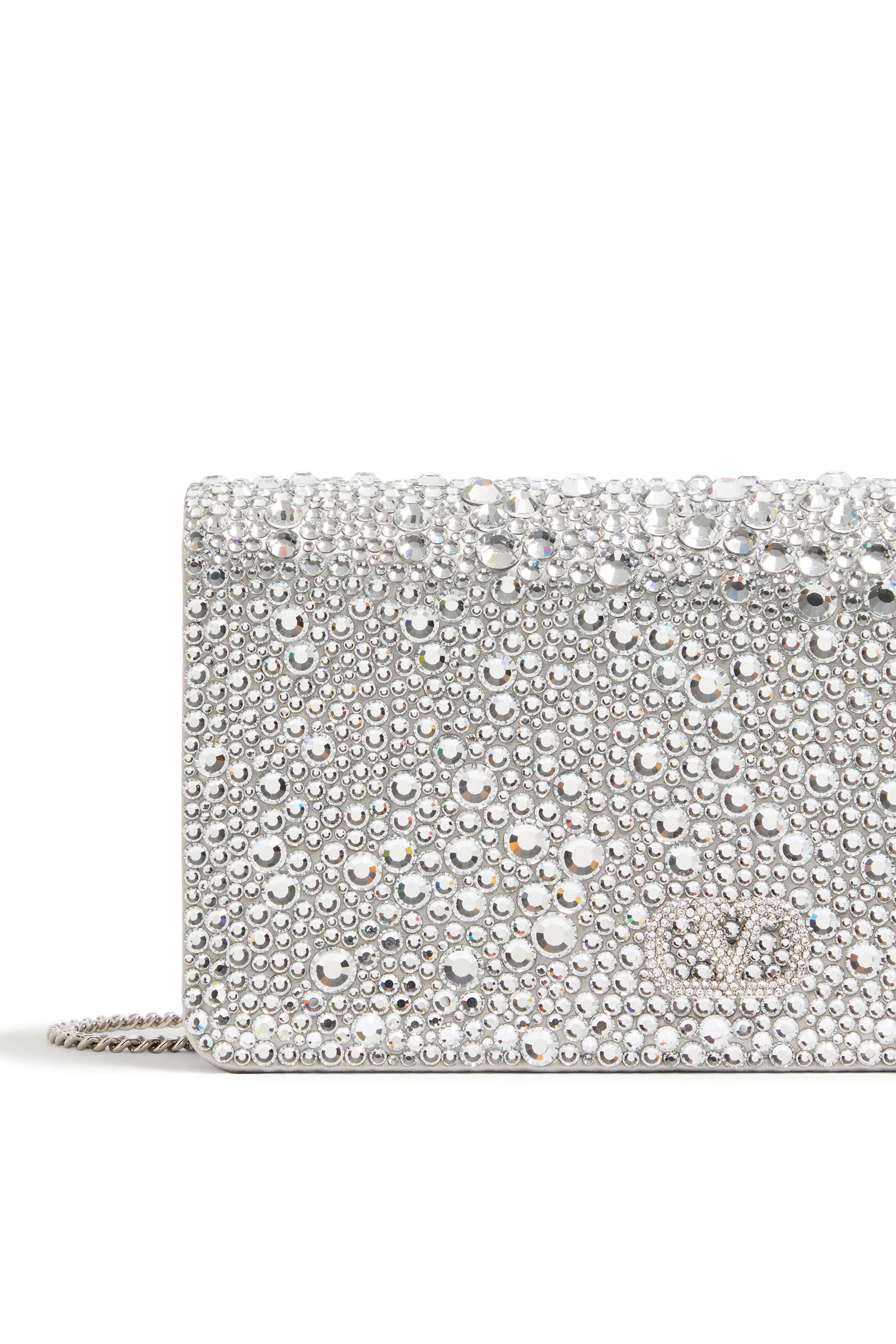 حقيبة كروس بودي صغيرة بحلية شعار الماركة وتفاصيل براقة