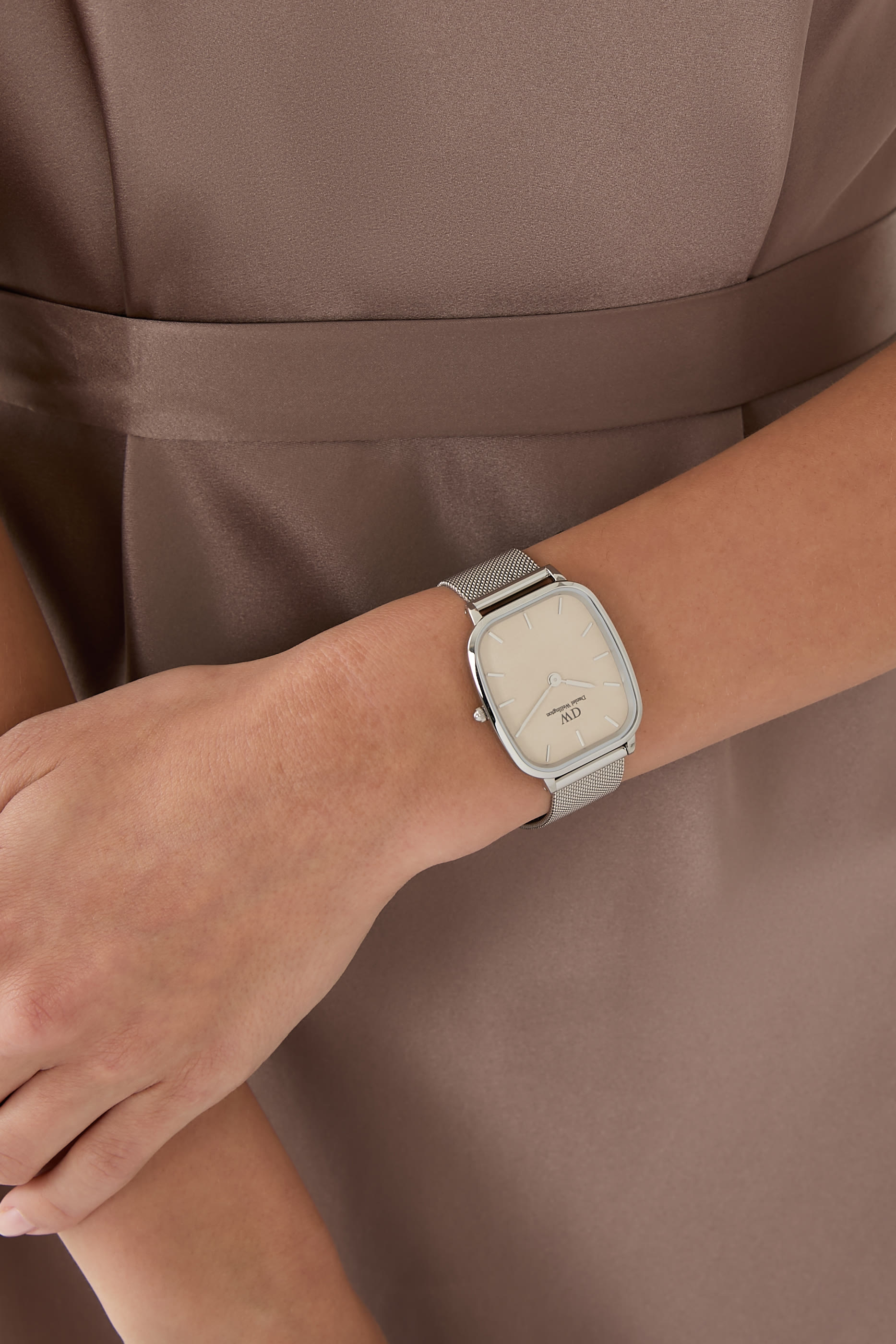 ساعة مارلون فضية اللون بمينا بنقشة كتان