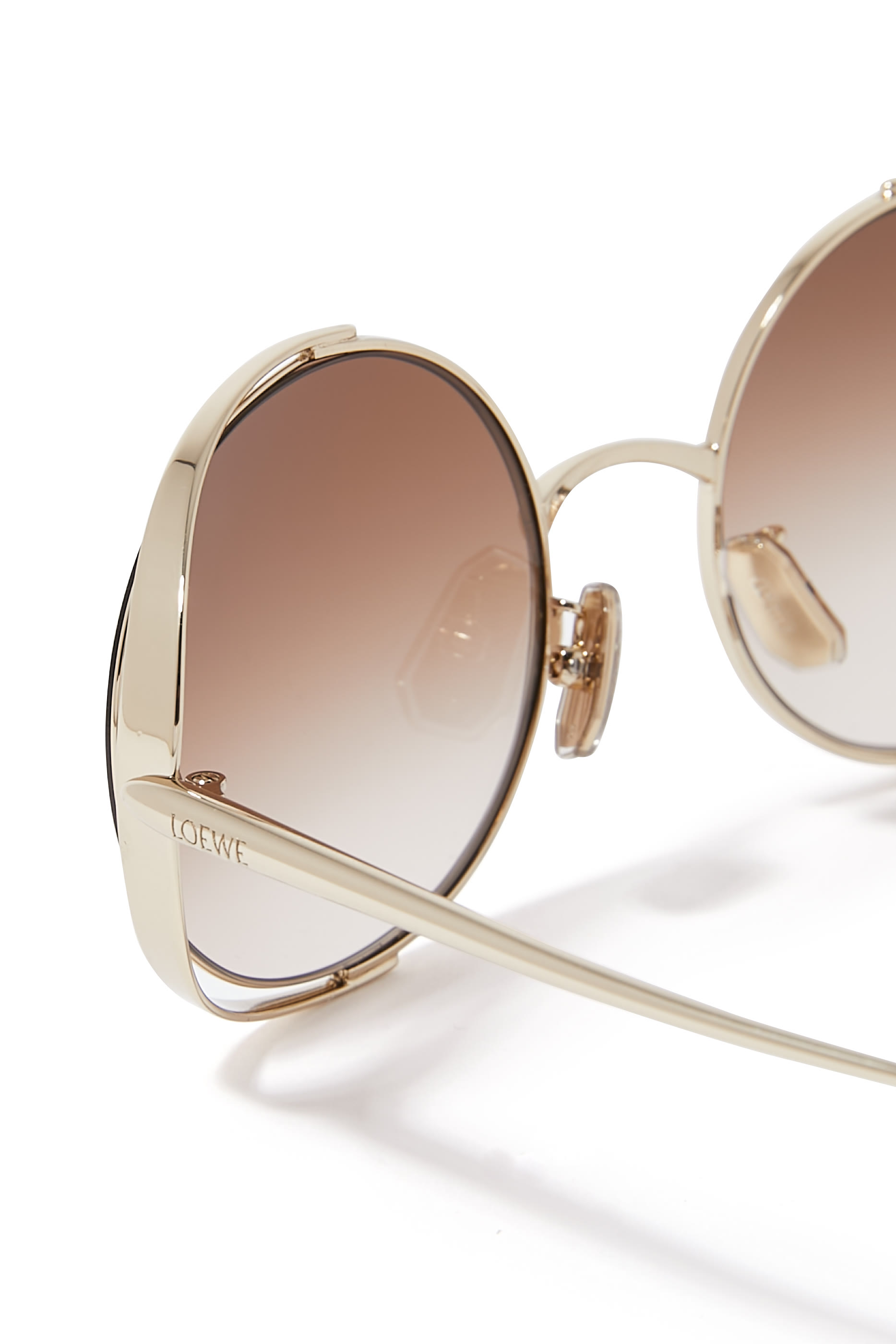 نظارة شمسية بإطار مستدير بفتحة