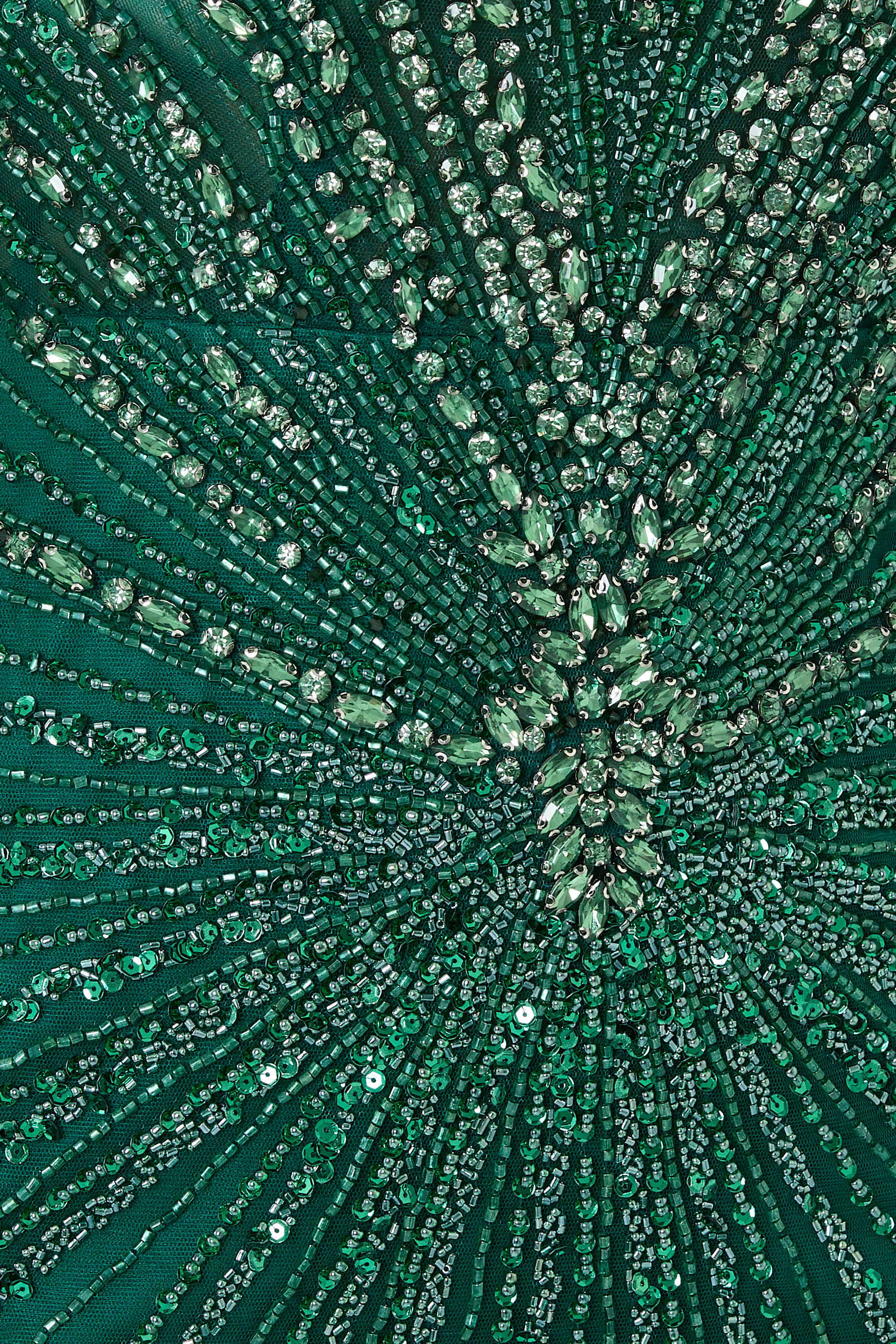 فستان سهرة بأكمام كاب وتطريزات