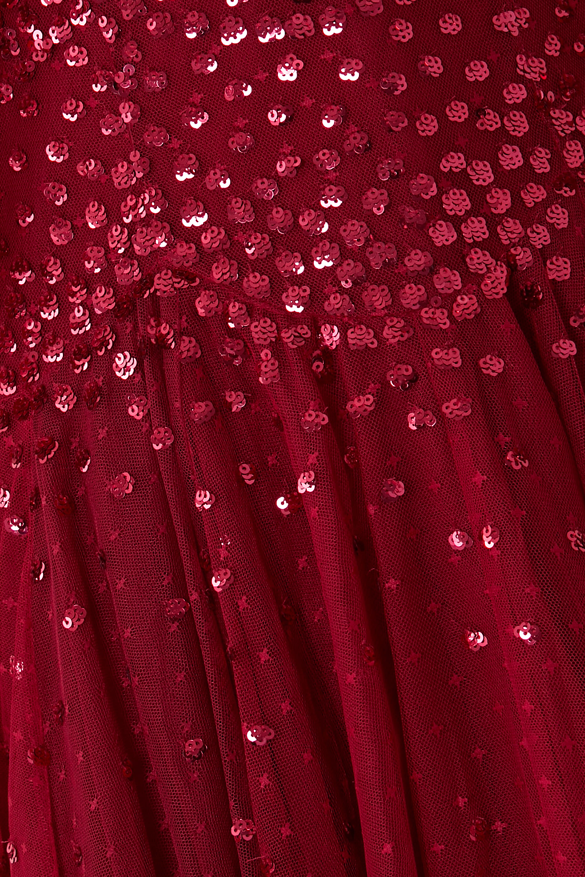 فستان قصير بياقة مستديرة صدفية وتطريزات بترتر