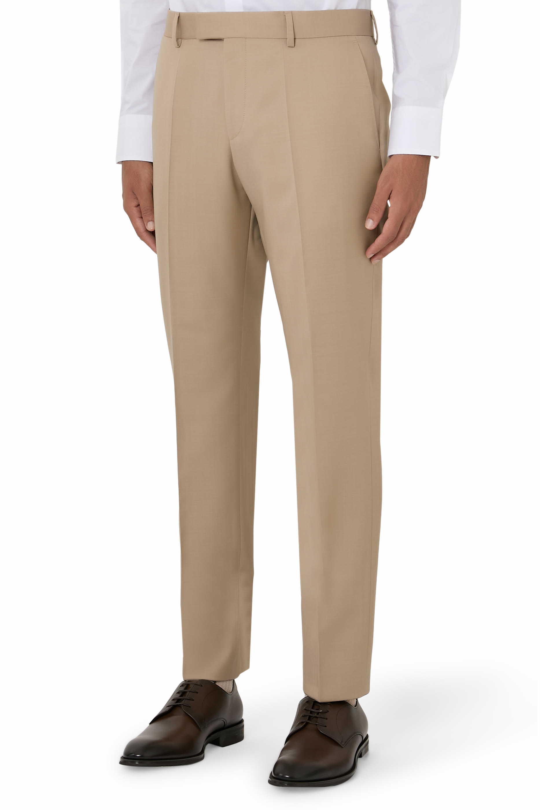 بدلة من ثلاث قطع بقصة ضيقة