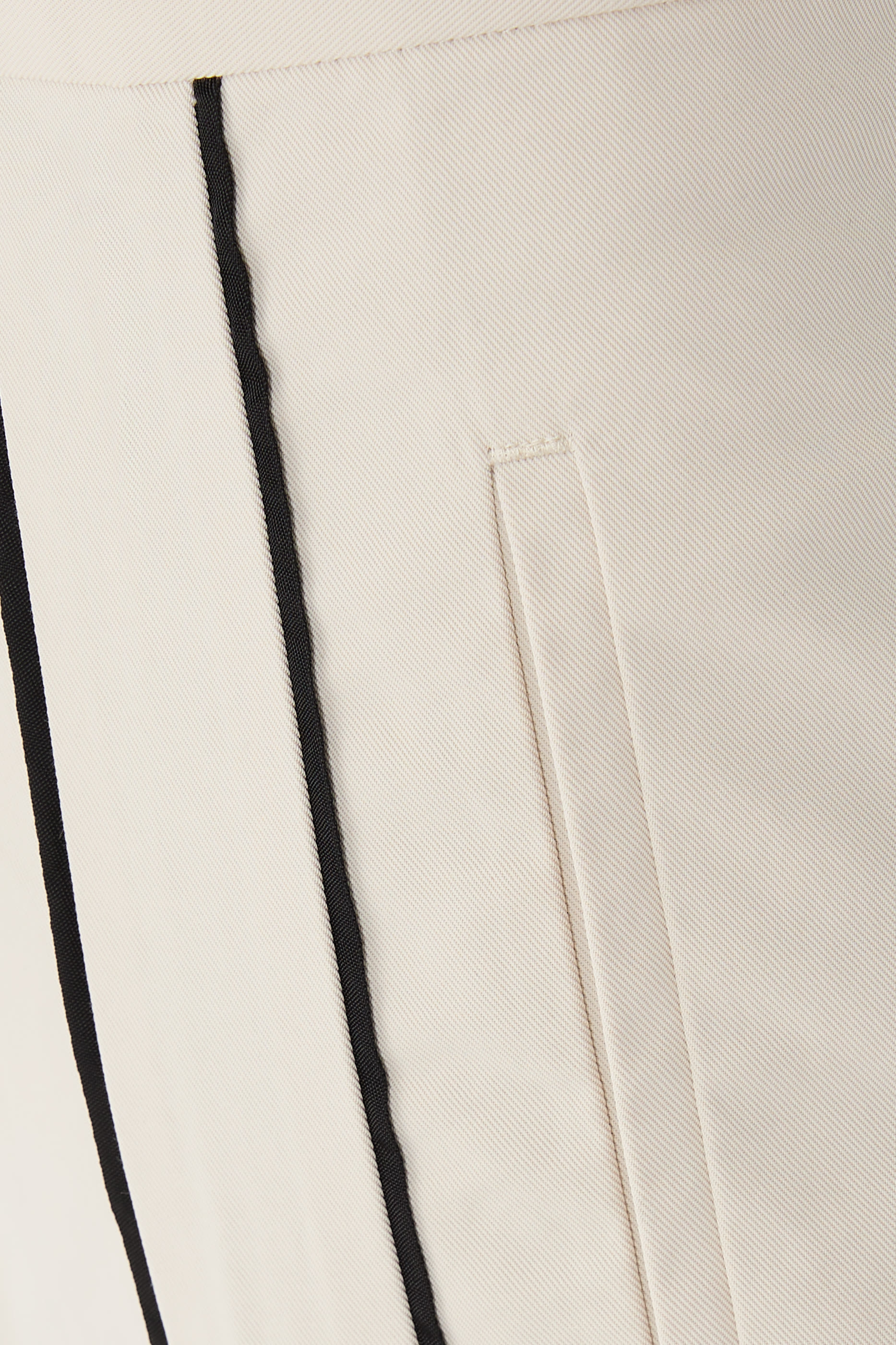 بنطال رياضي بقصة ملاءمة للجسم