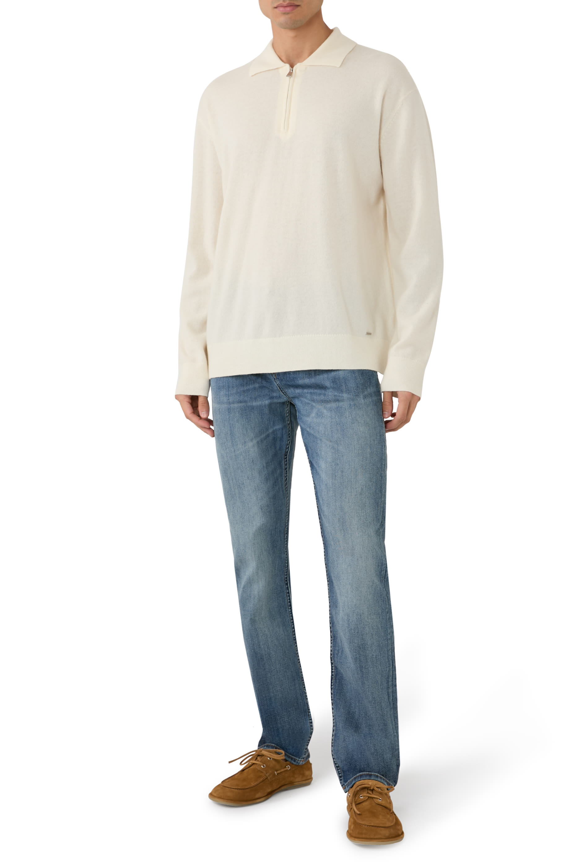 بنطال جينز بقصة ساق مستقيمة وخمس جيوب وشعار الماركة