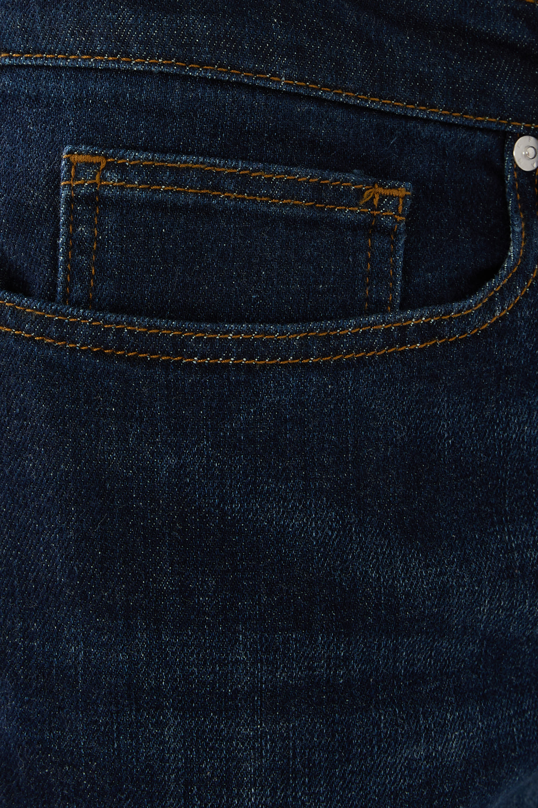 بنطال جينز لوم بقصة ضيقة