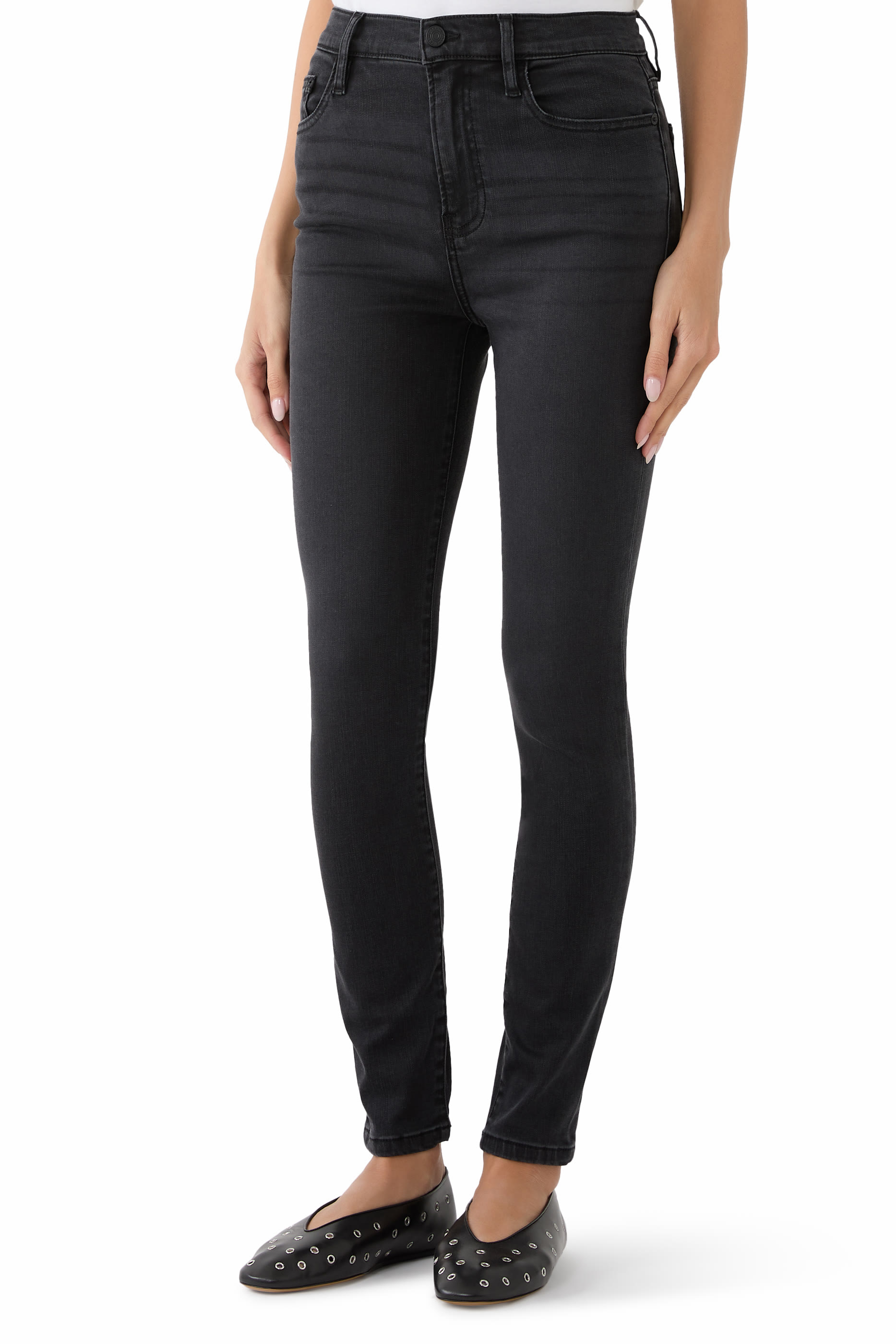 بنطال جينز بقضة ضيقة وخصر عال