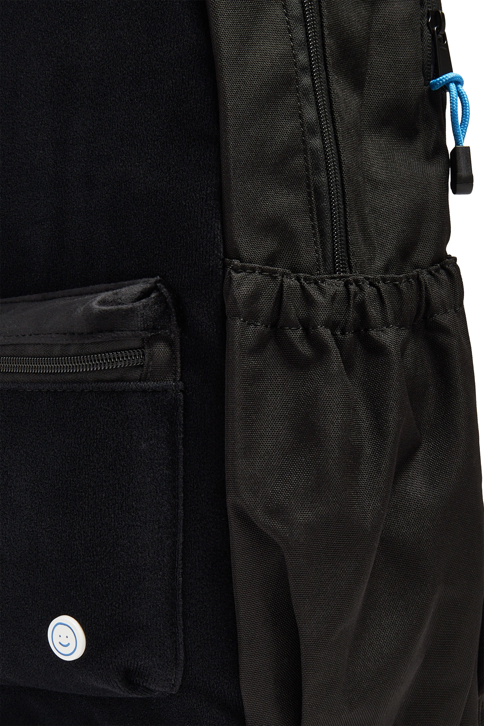 حقيبة ظهر رياضية كبيرة بشعار الماركة