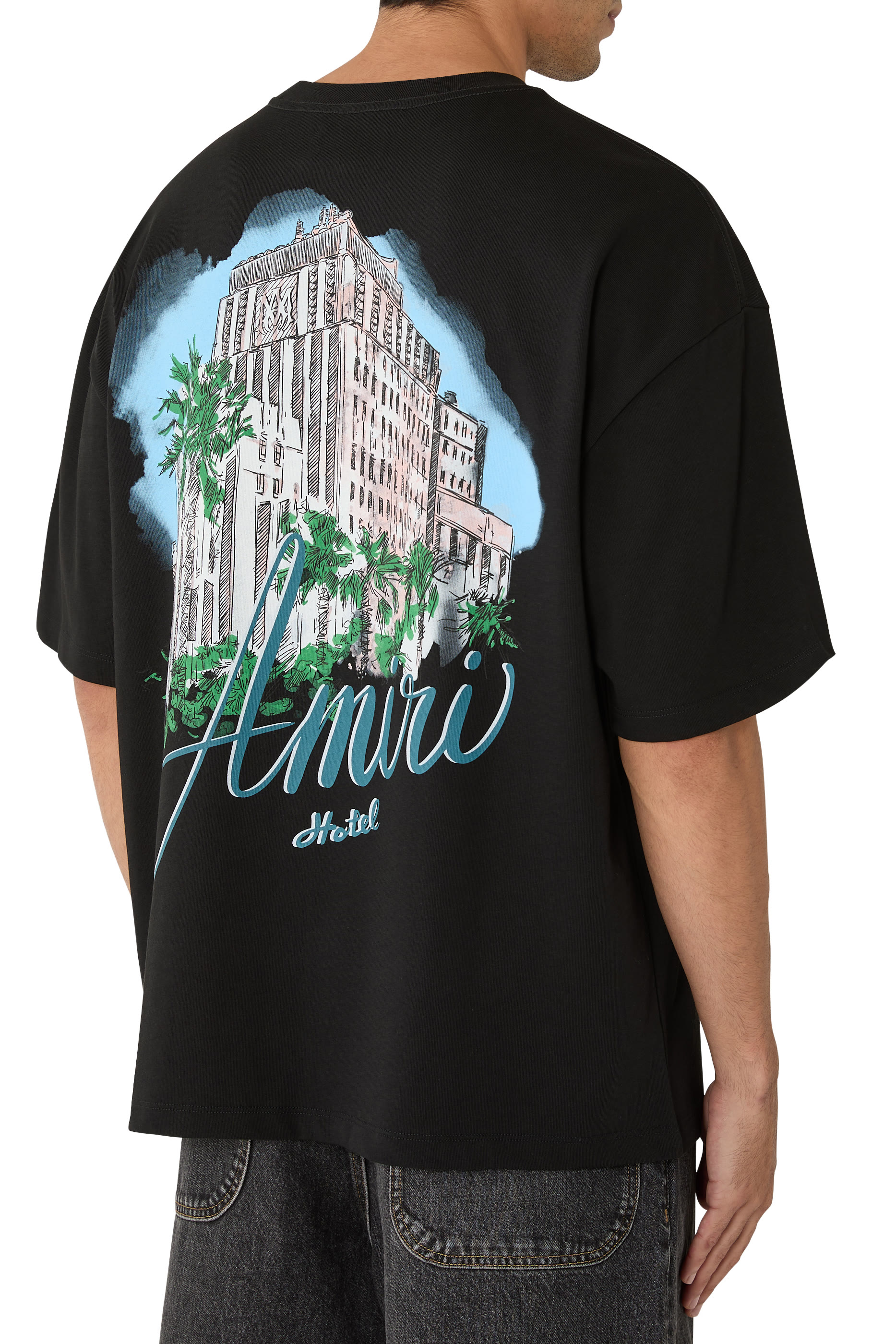 تيشيرت بقصة فضفاضة ونقشة فندق غرافيكية