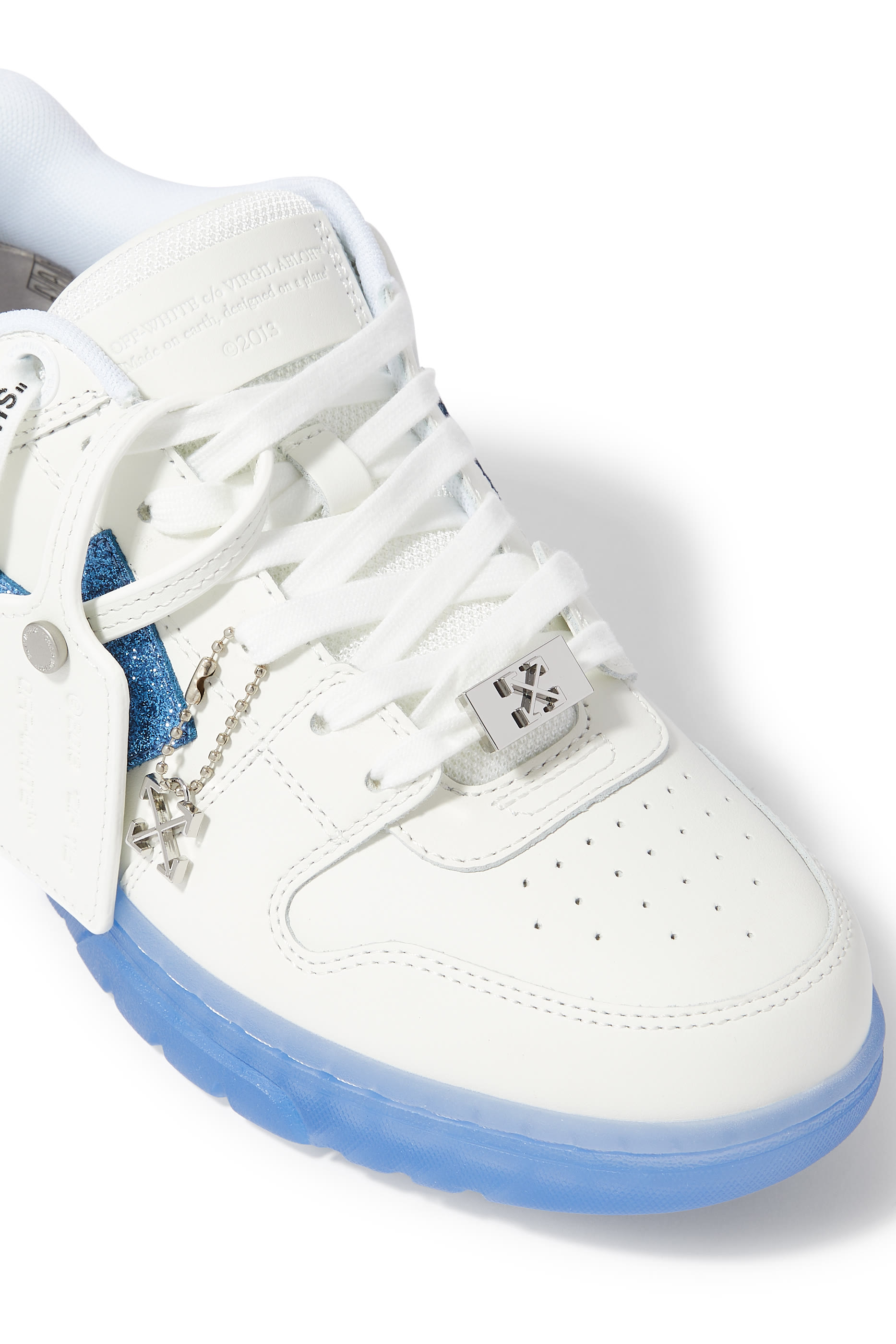 سنيكرز اوت اوف اوفيس بحلية معدنية