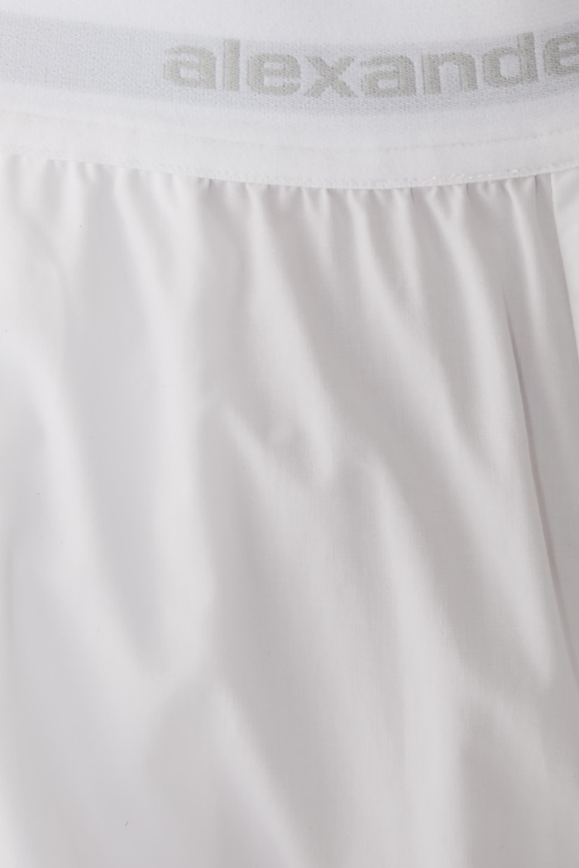 بنطال بخصر مطاطي وشعار الماركة