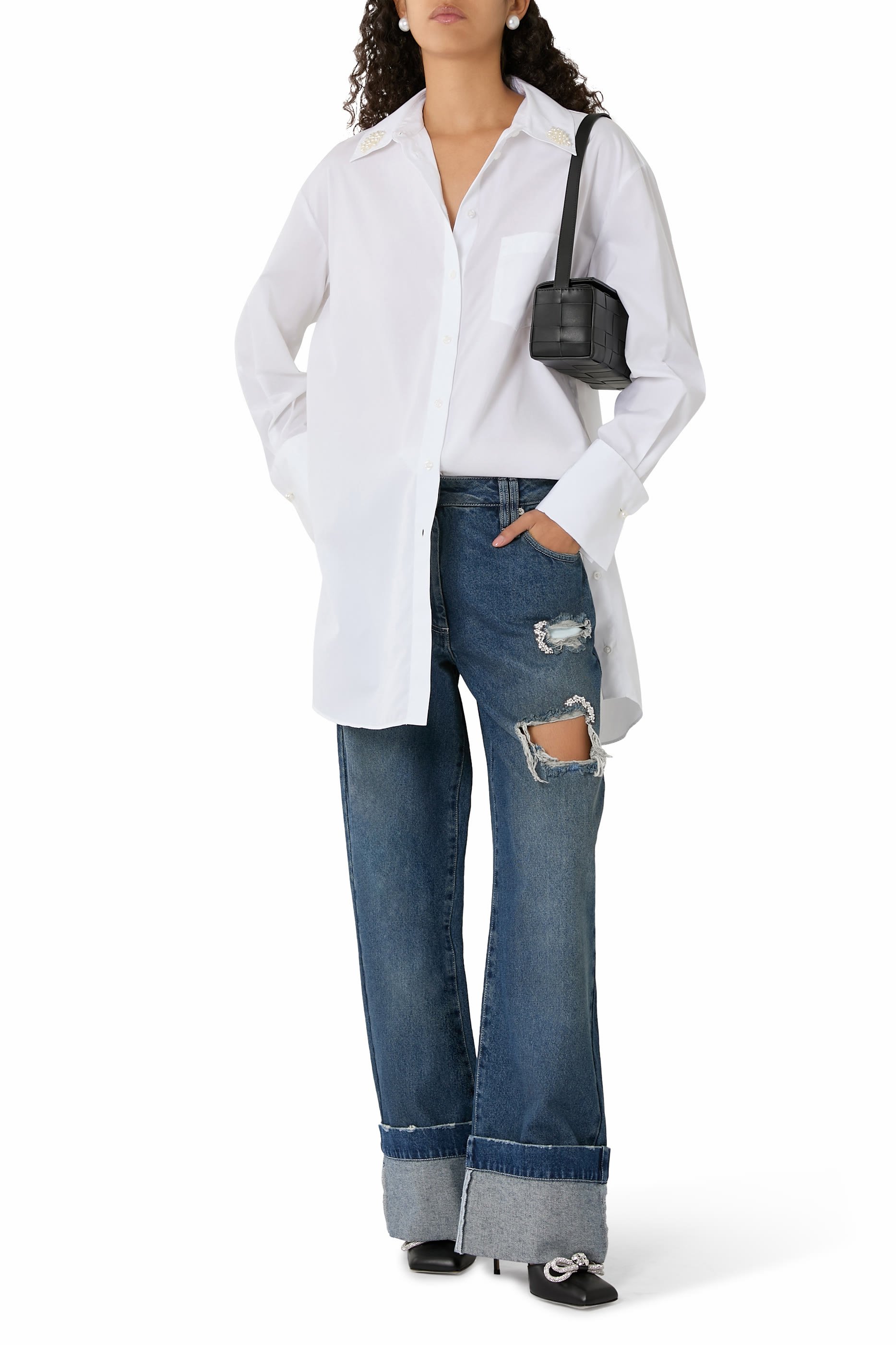 قميص بأزرار وأساور طويلة