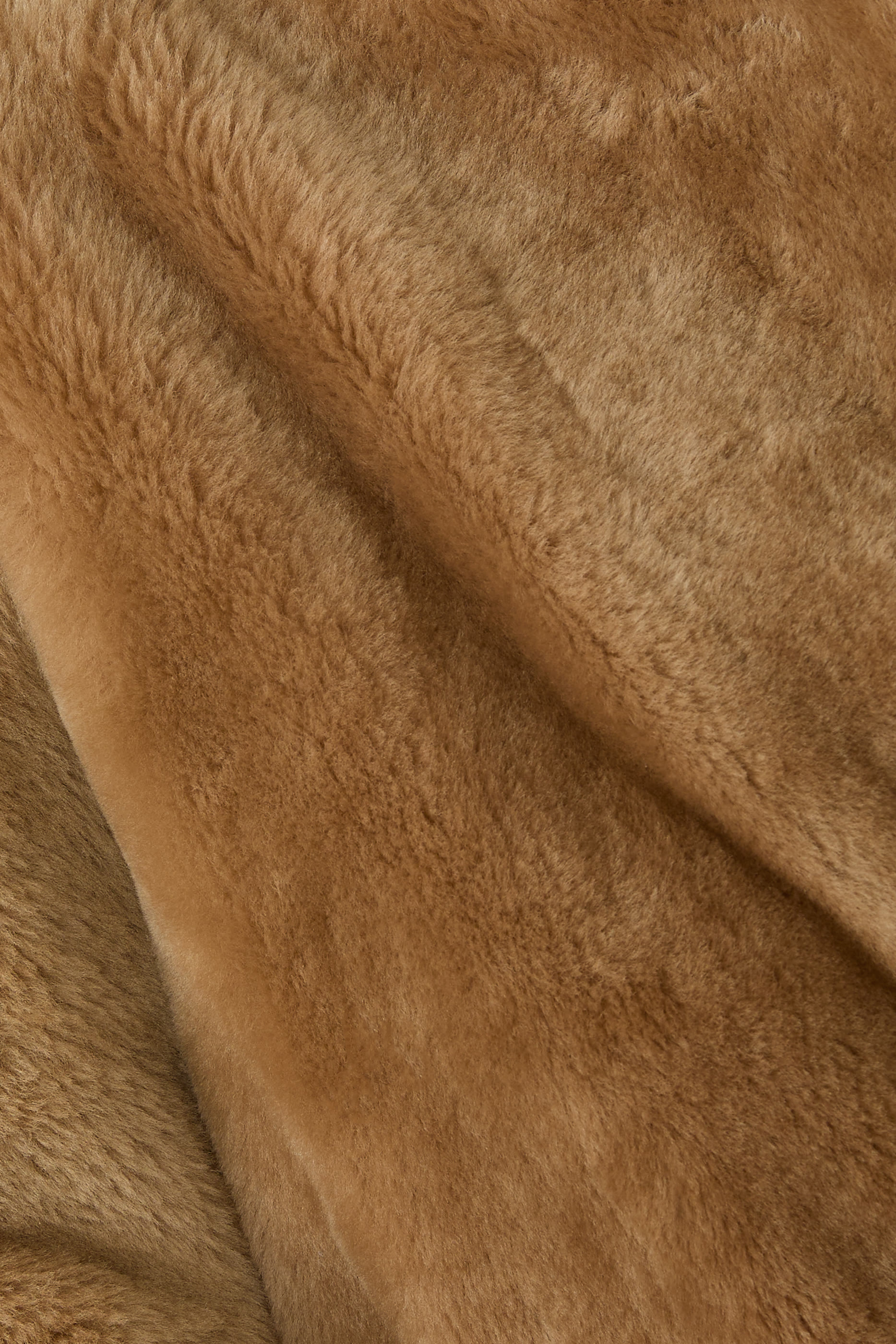 معطف بجيوب مائلة وطيات صدر V فرو