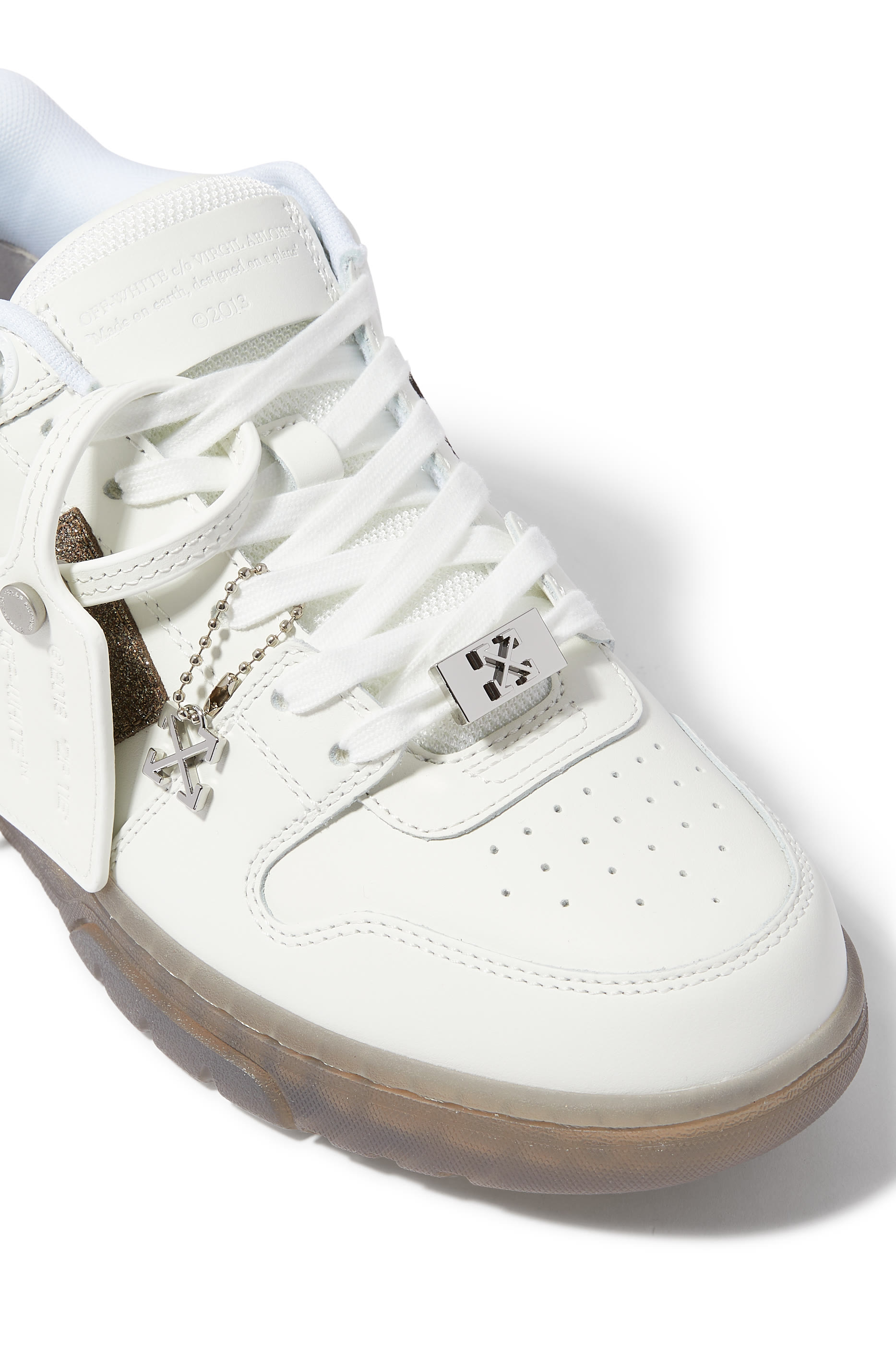 سنيكرز اوت اوف وايت شمواه