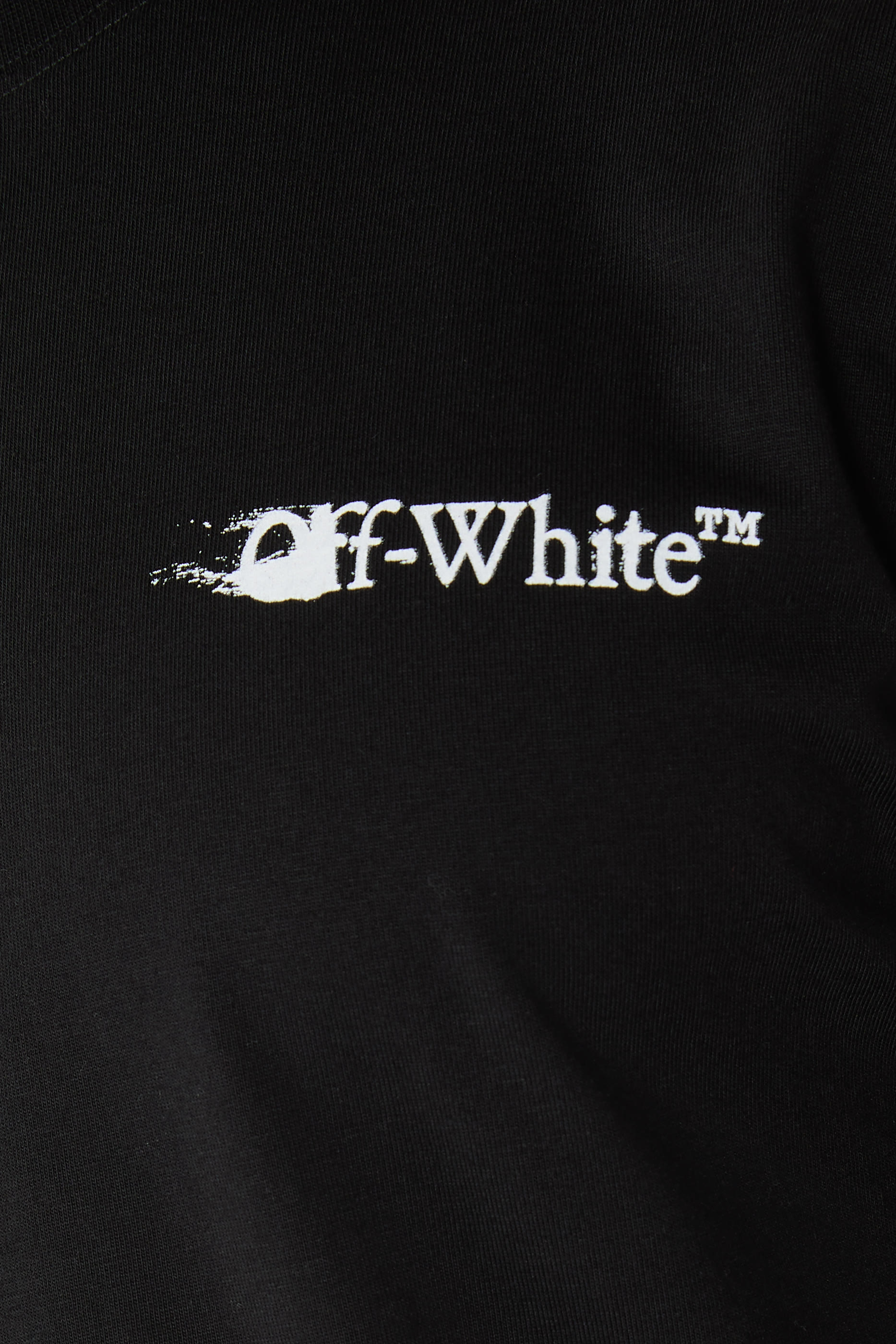 تيشيرت بقصة ضيقة وشعار الماركة مزين بطبعة أسهم وحبر