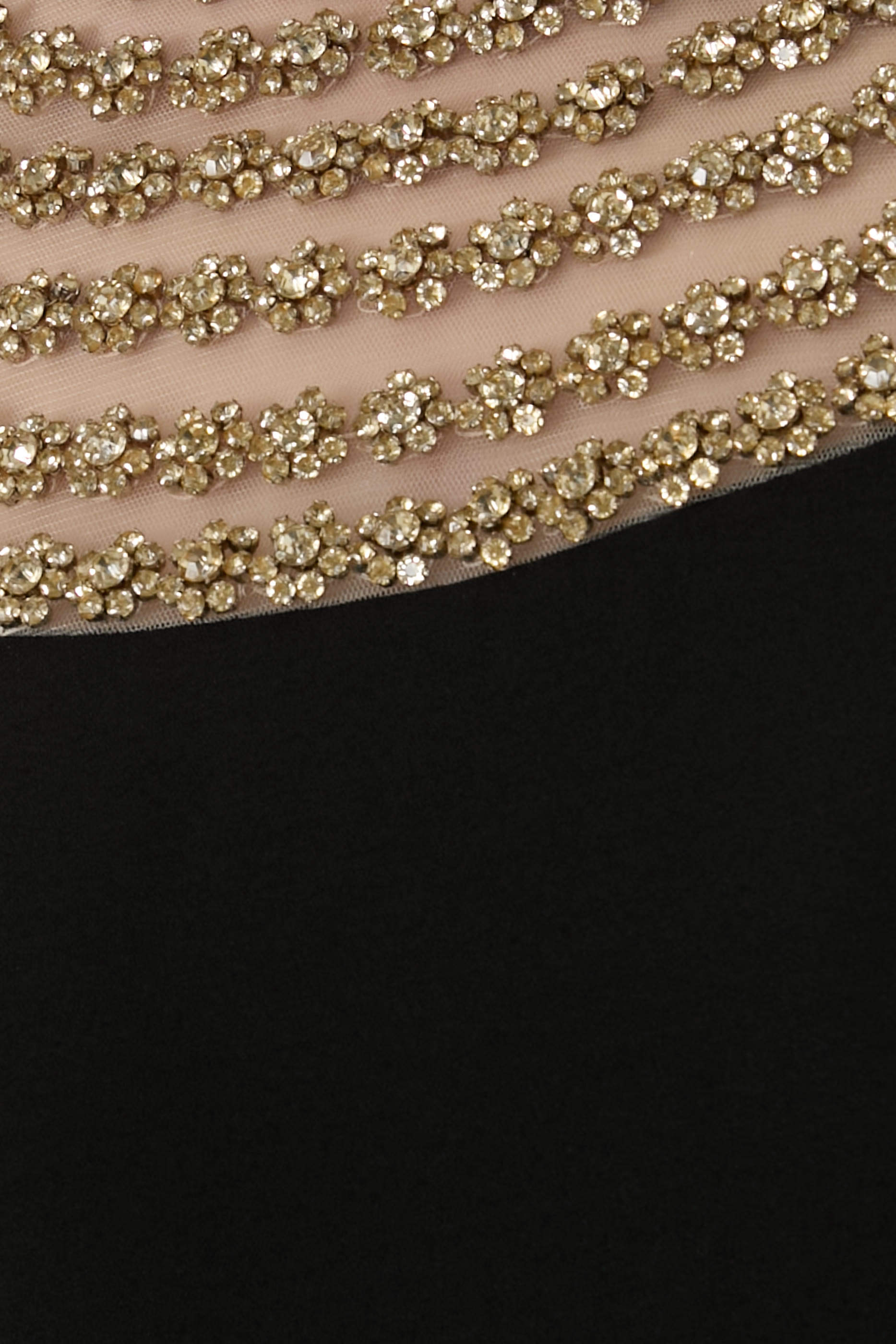 فستان سهرة بأكمام بنمط كاب وتطريزات بالخرز