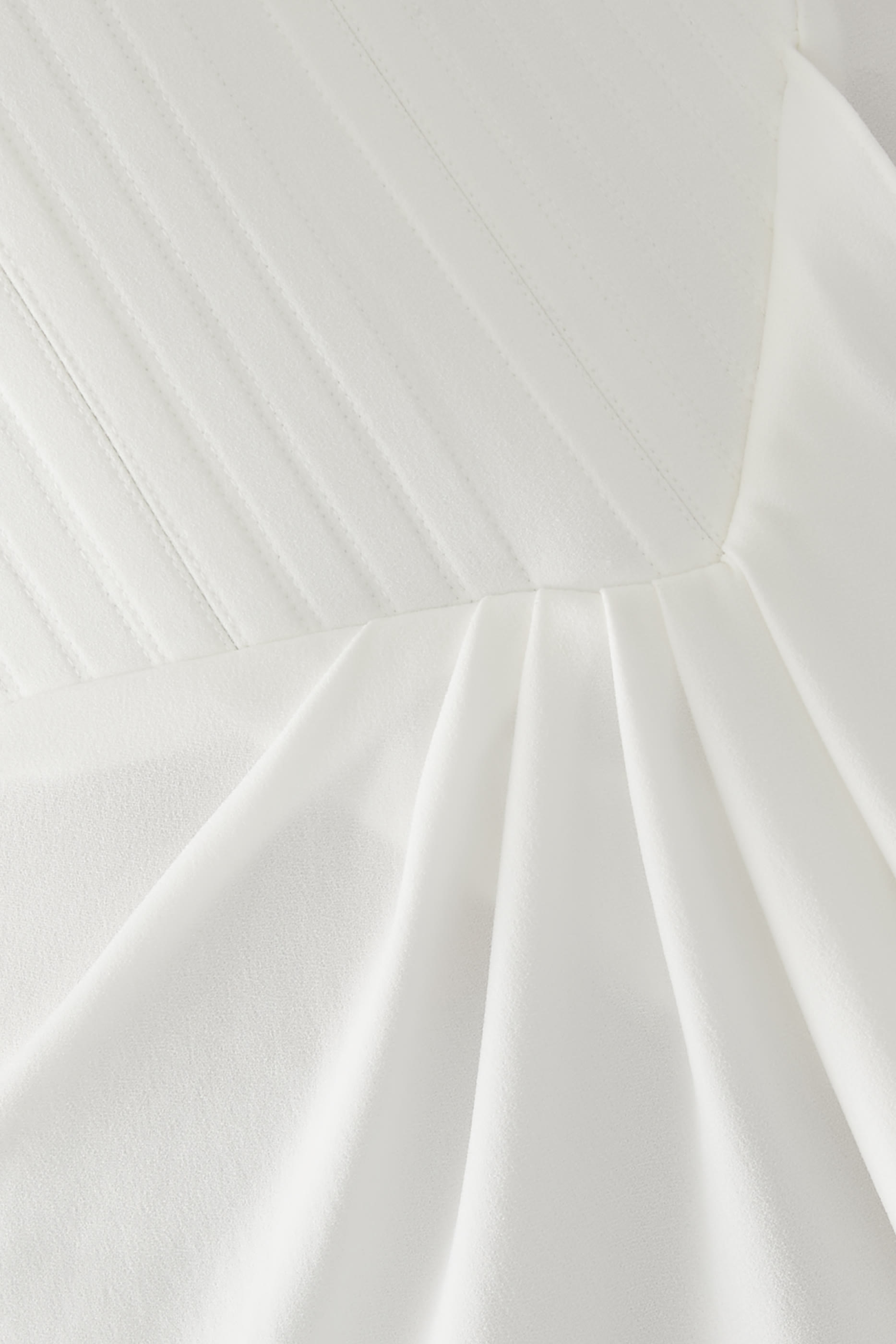 فستان سهرة طويل بخصر ضيق وتصميم غير متماثل وبلا حمالات كريب