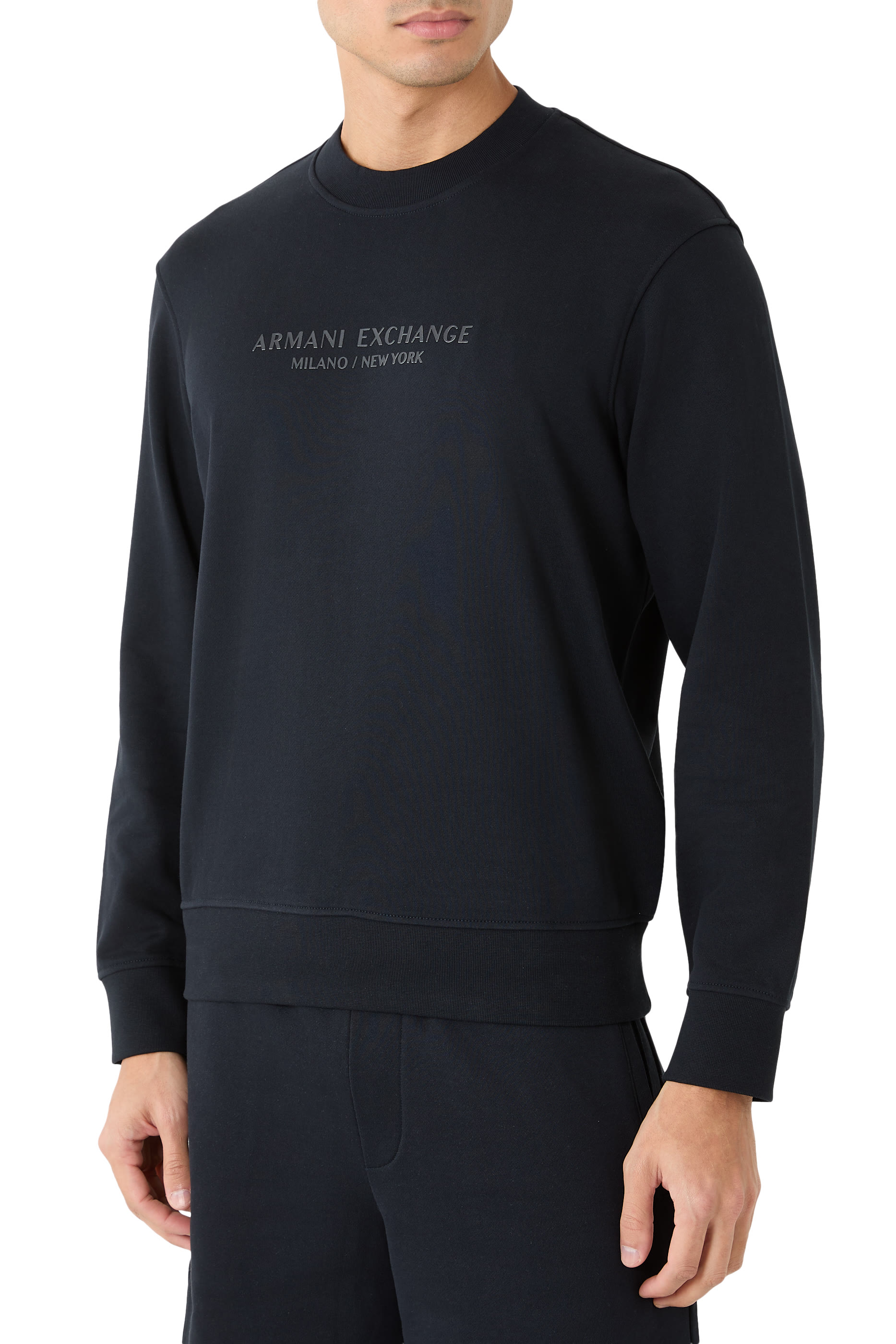 سويت شيرت بياقة ضيقة وشعار الماركة