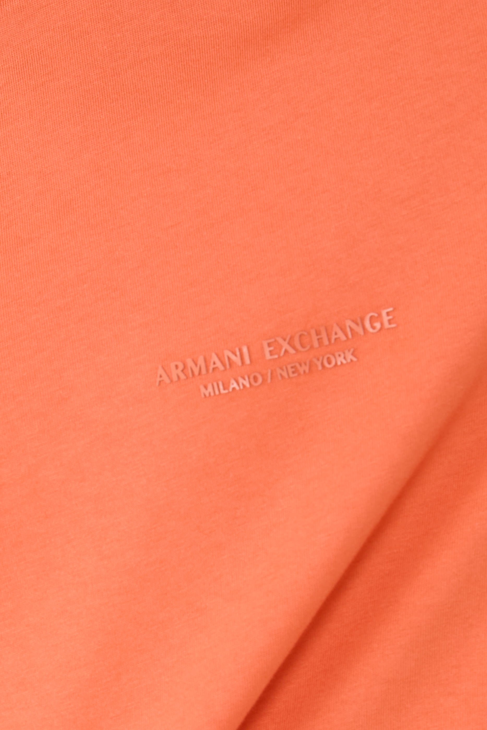 تيشيرت بقصة عادية وشعار الماركة