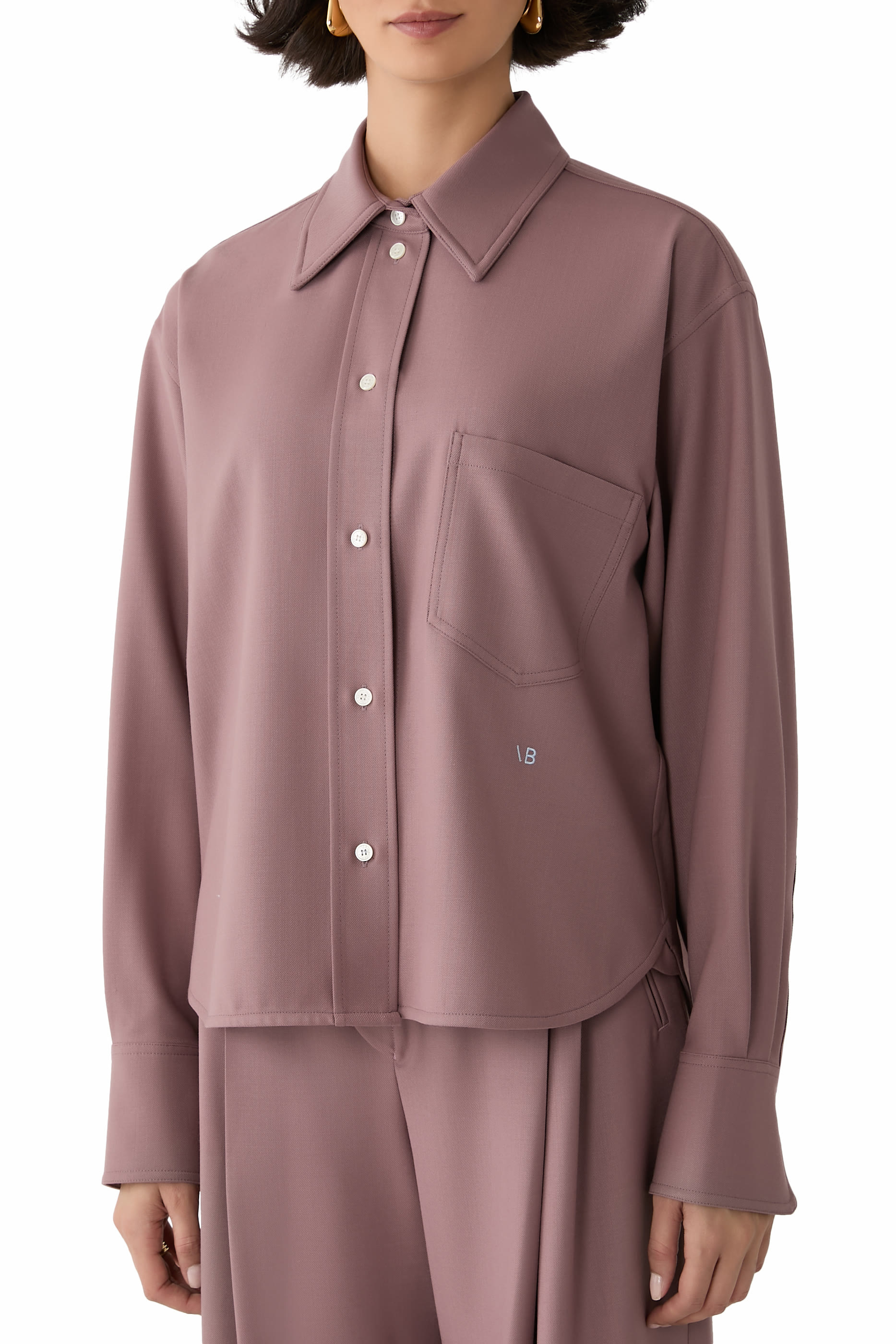 قميص قصير بأكمام طويلة