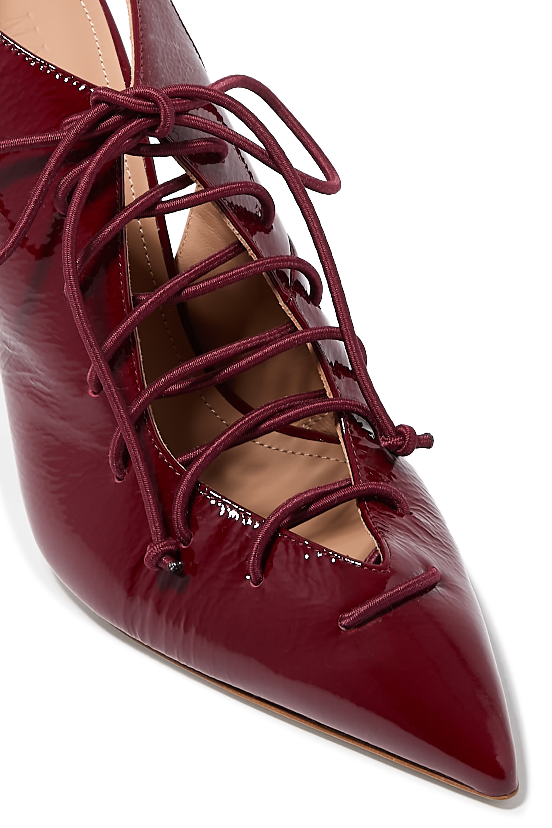 حذاء أليا 90 بمقدمة مدببة ورباط للإغلاق