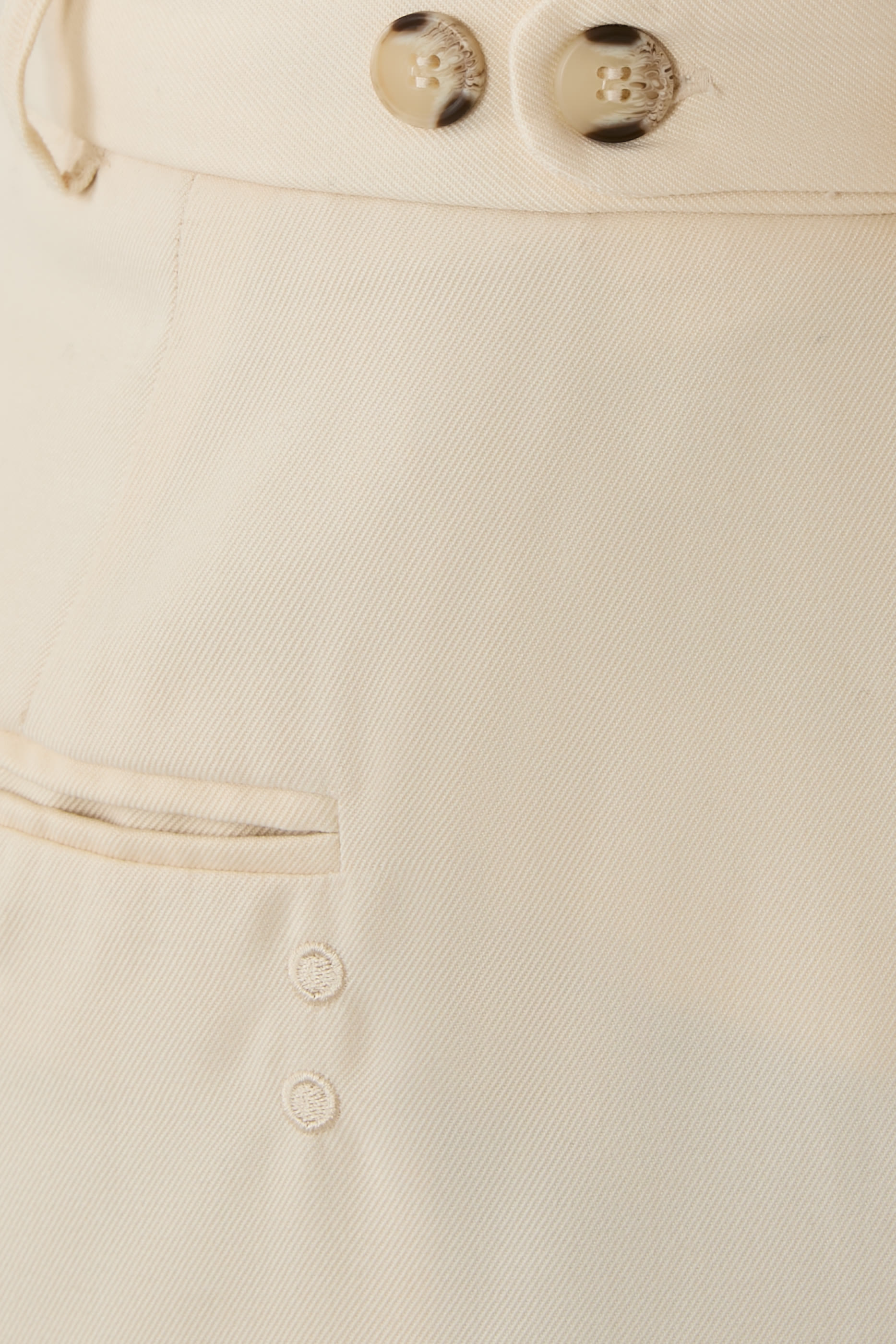 بنطال بقصة ساق واسعة 