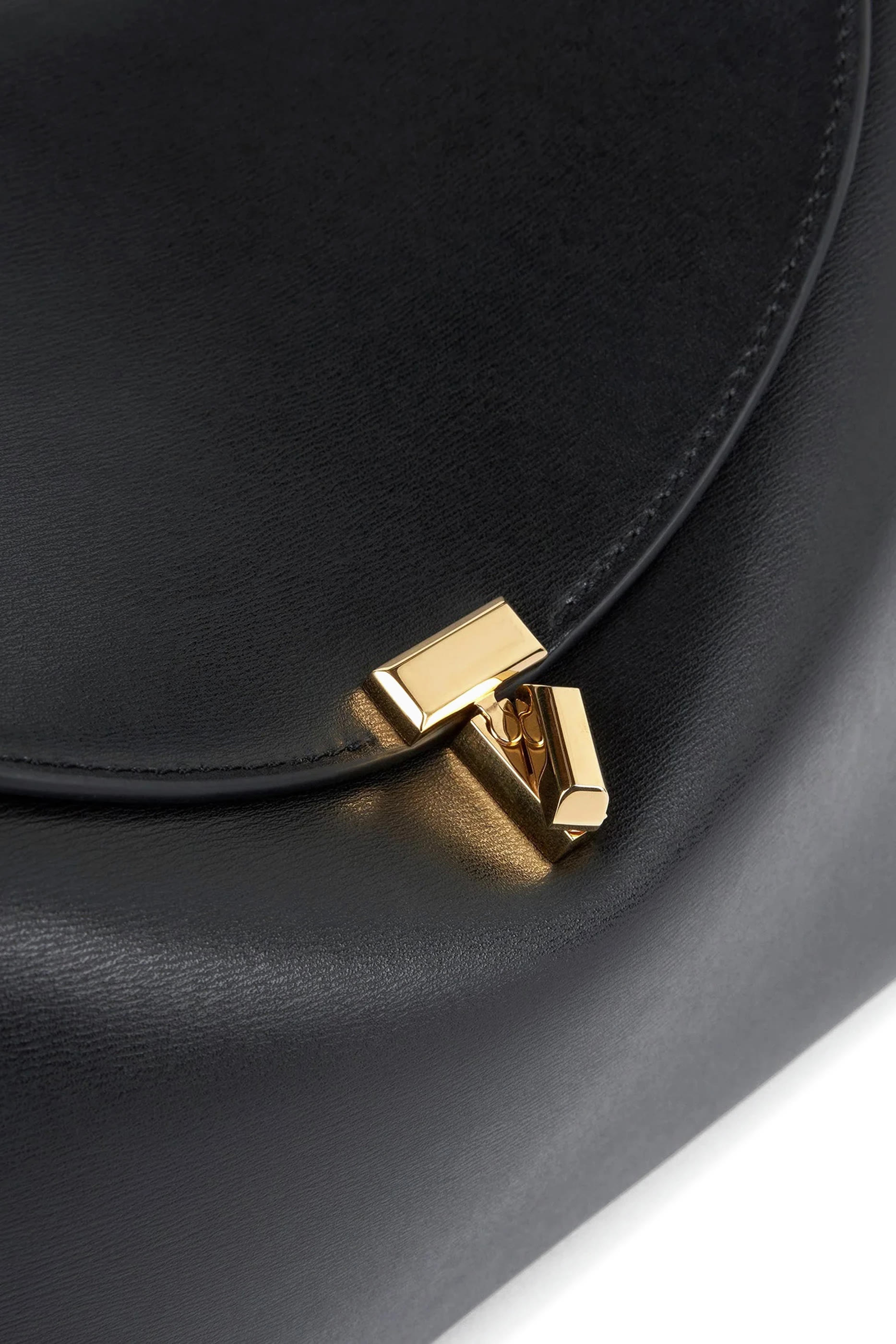 حقيبة يد بإغلاق على شكل حرف T