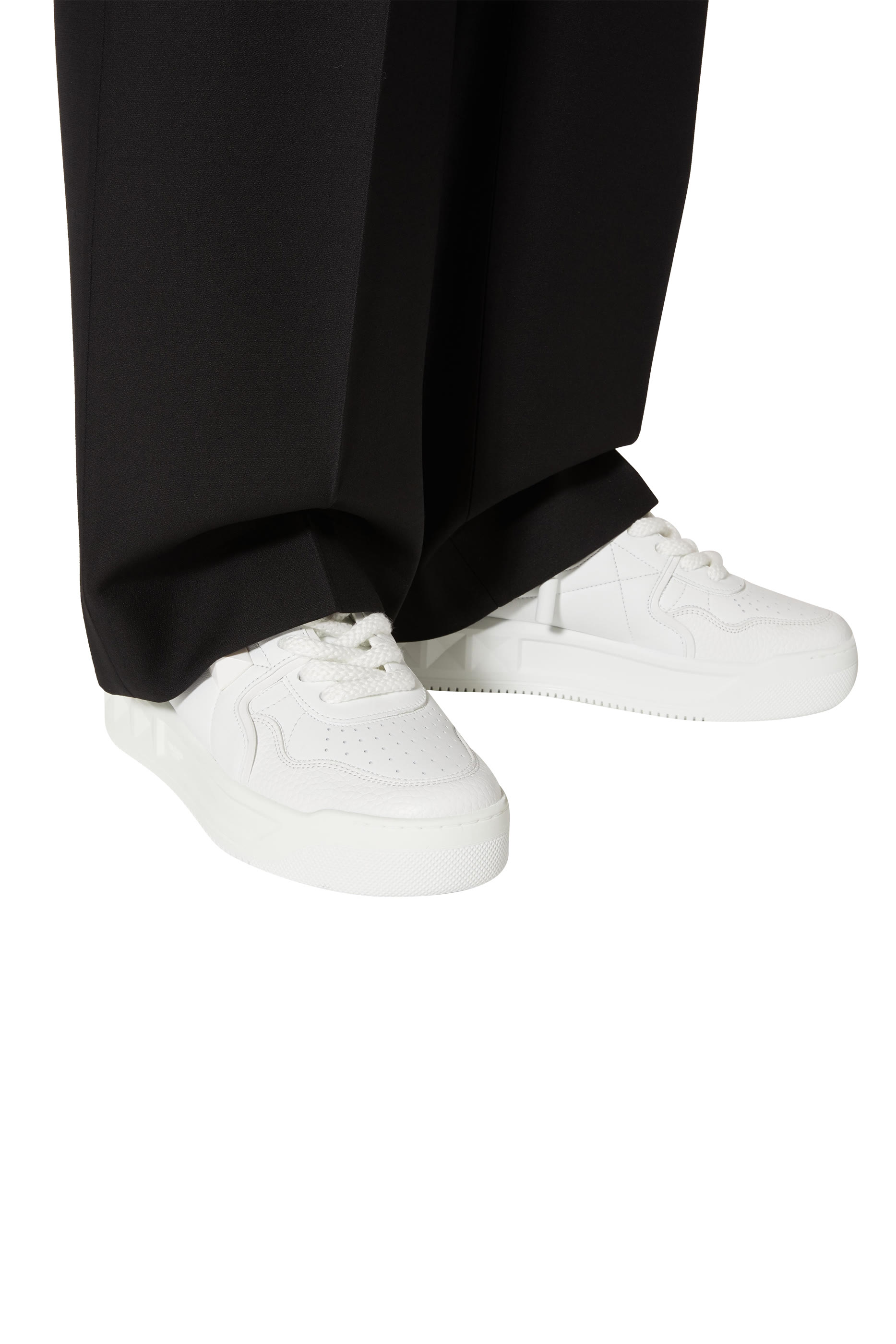 سنيكرز فالنتينو جارافاني جلد بتصميم أسفل الكاحل مزين بحلية