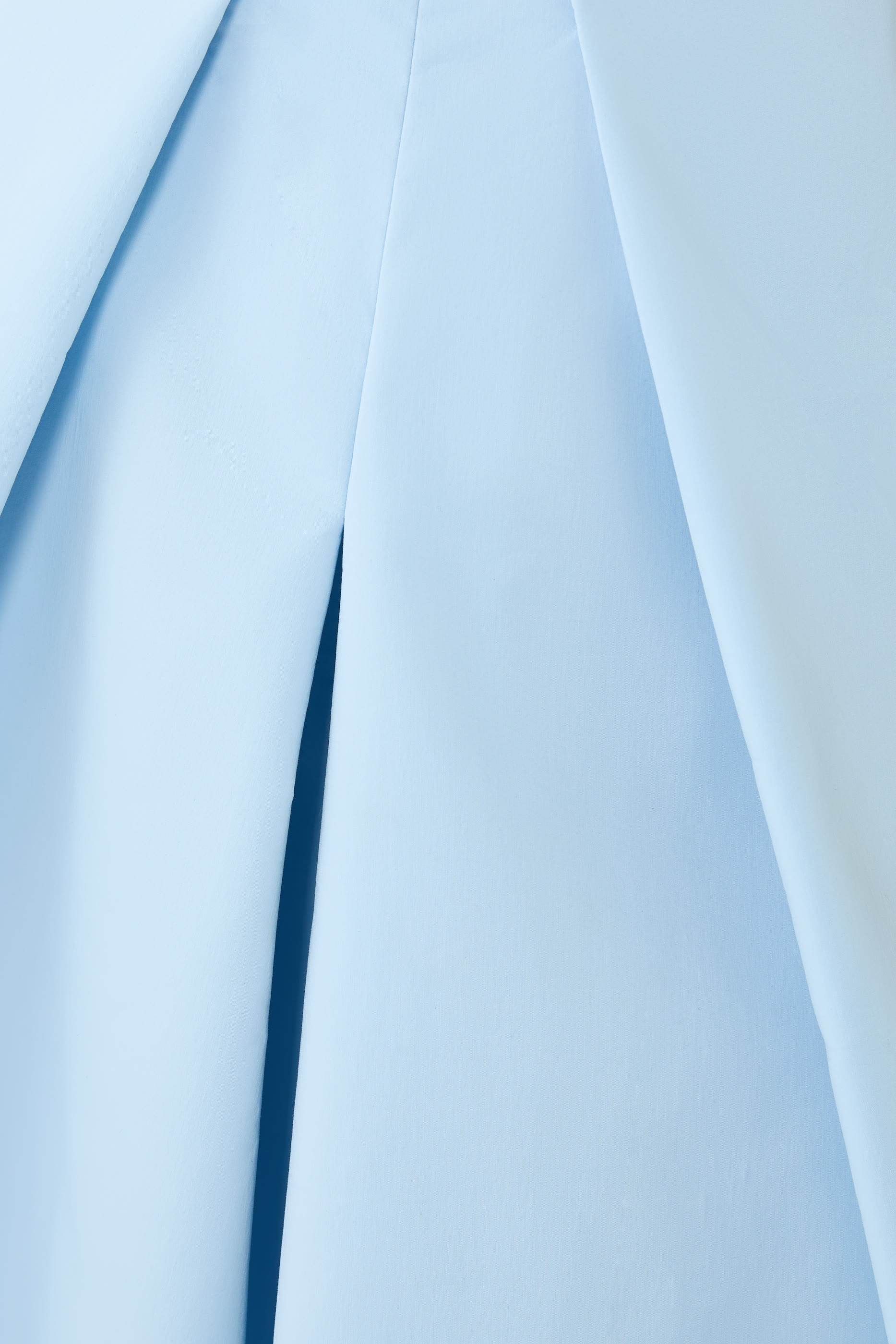 بنطال قصير بخصر مرتفع وطيات أمامية