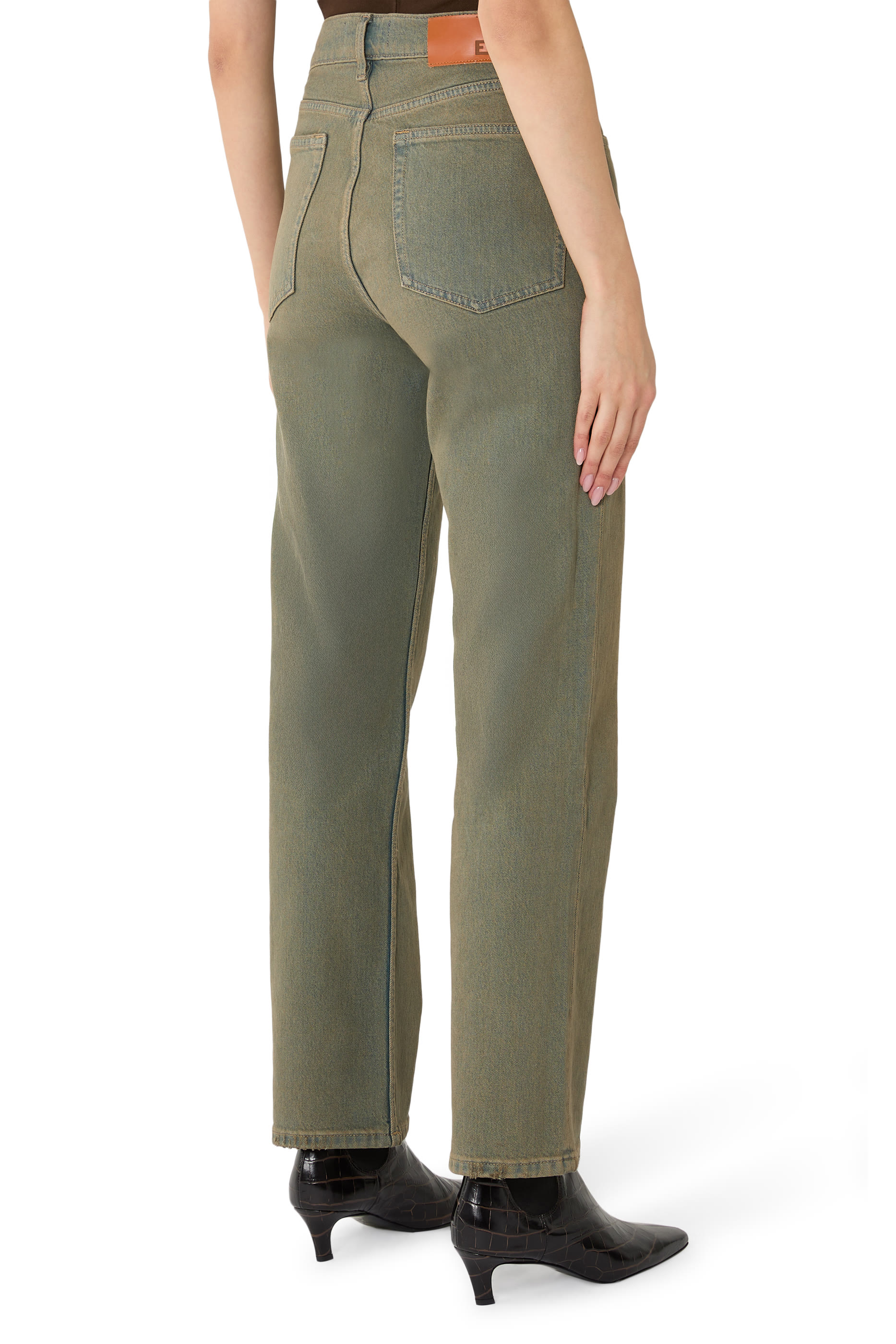 بنطال جينز بقصة مستقيمة وخصر مرتفع