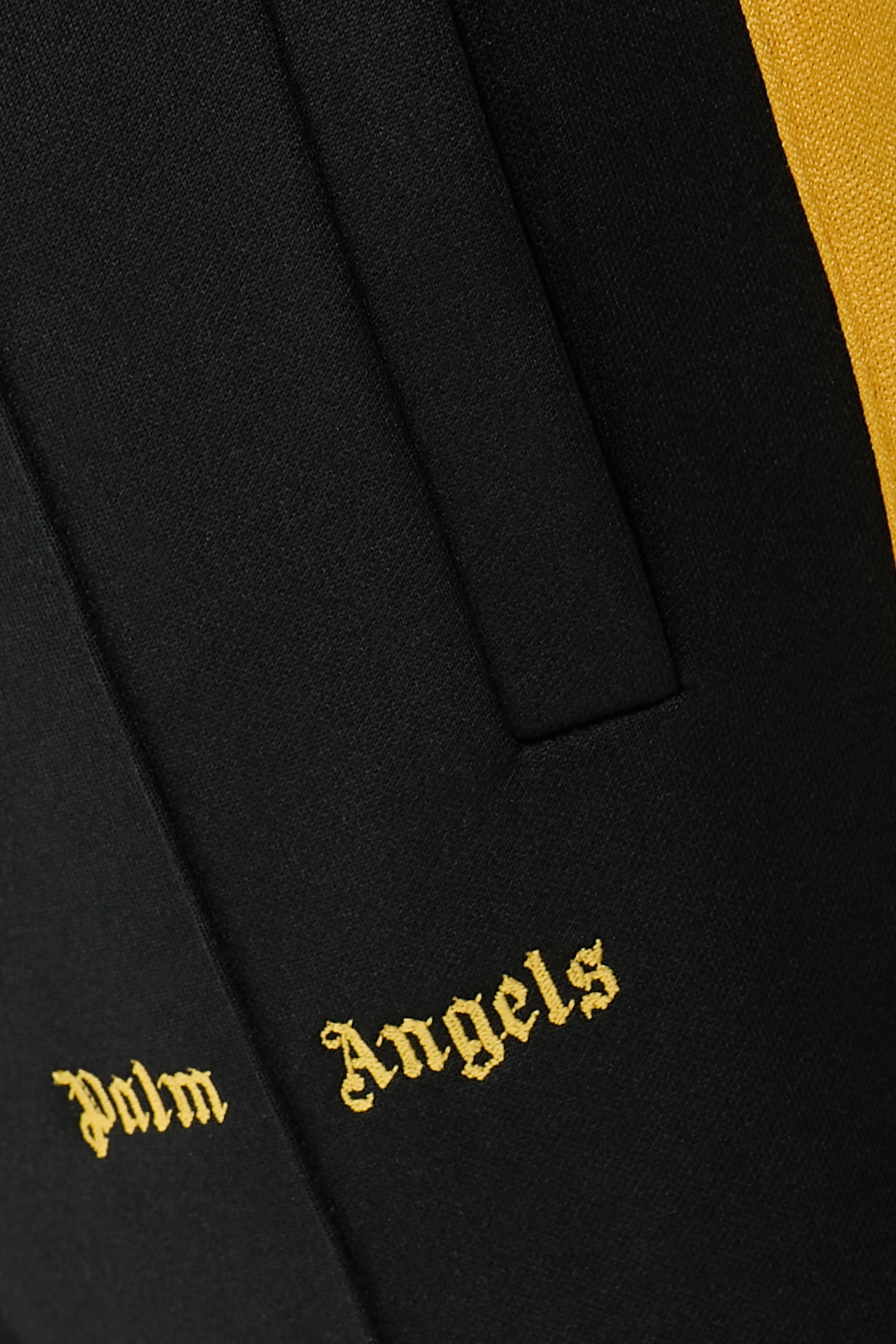 بنطال رياضي كلاسيكي مزين بشعار الماركة