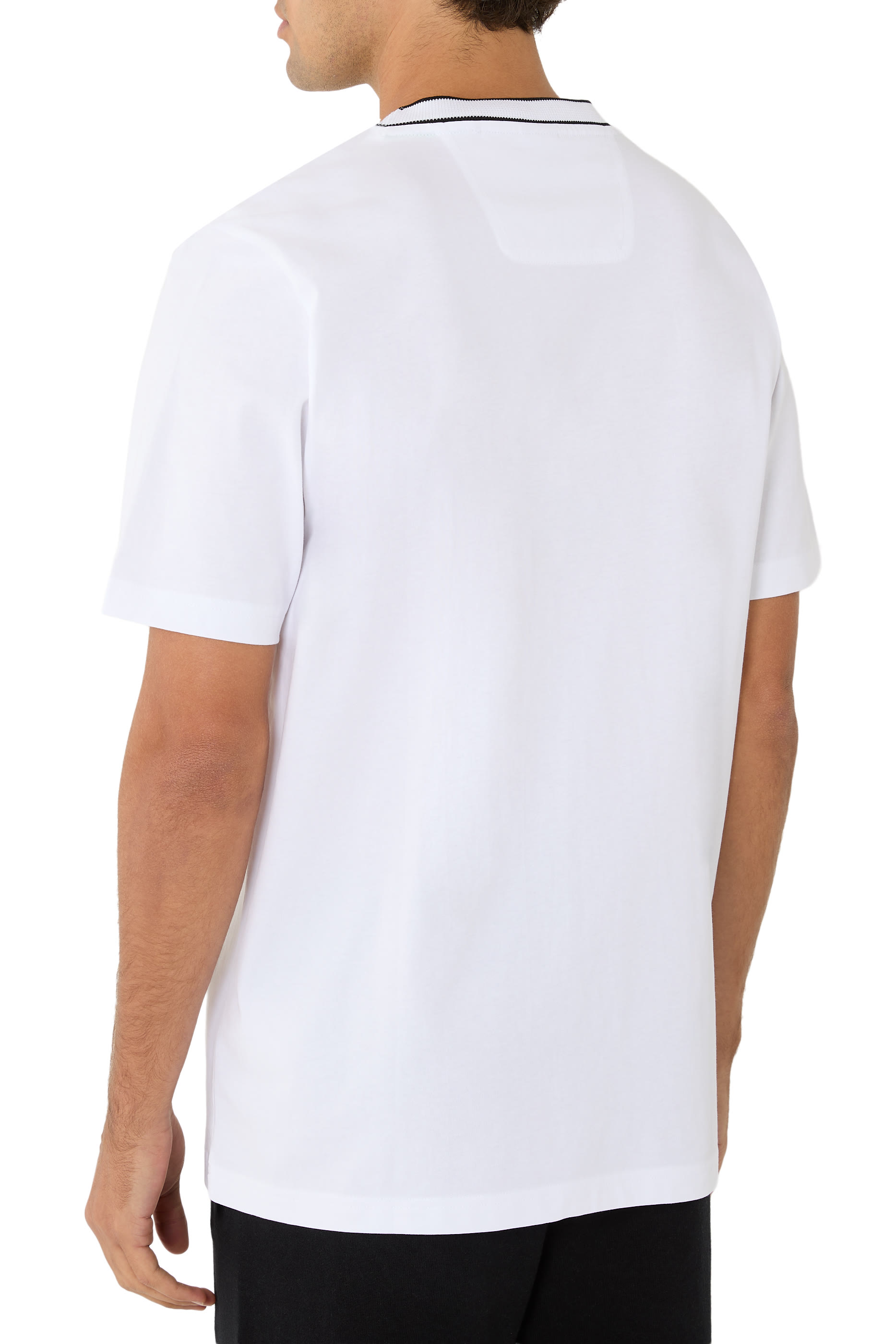 تيشيرت بياقة مخططة بشعار الماركة