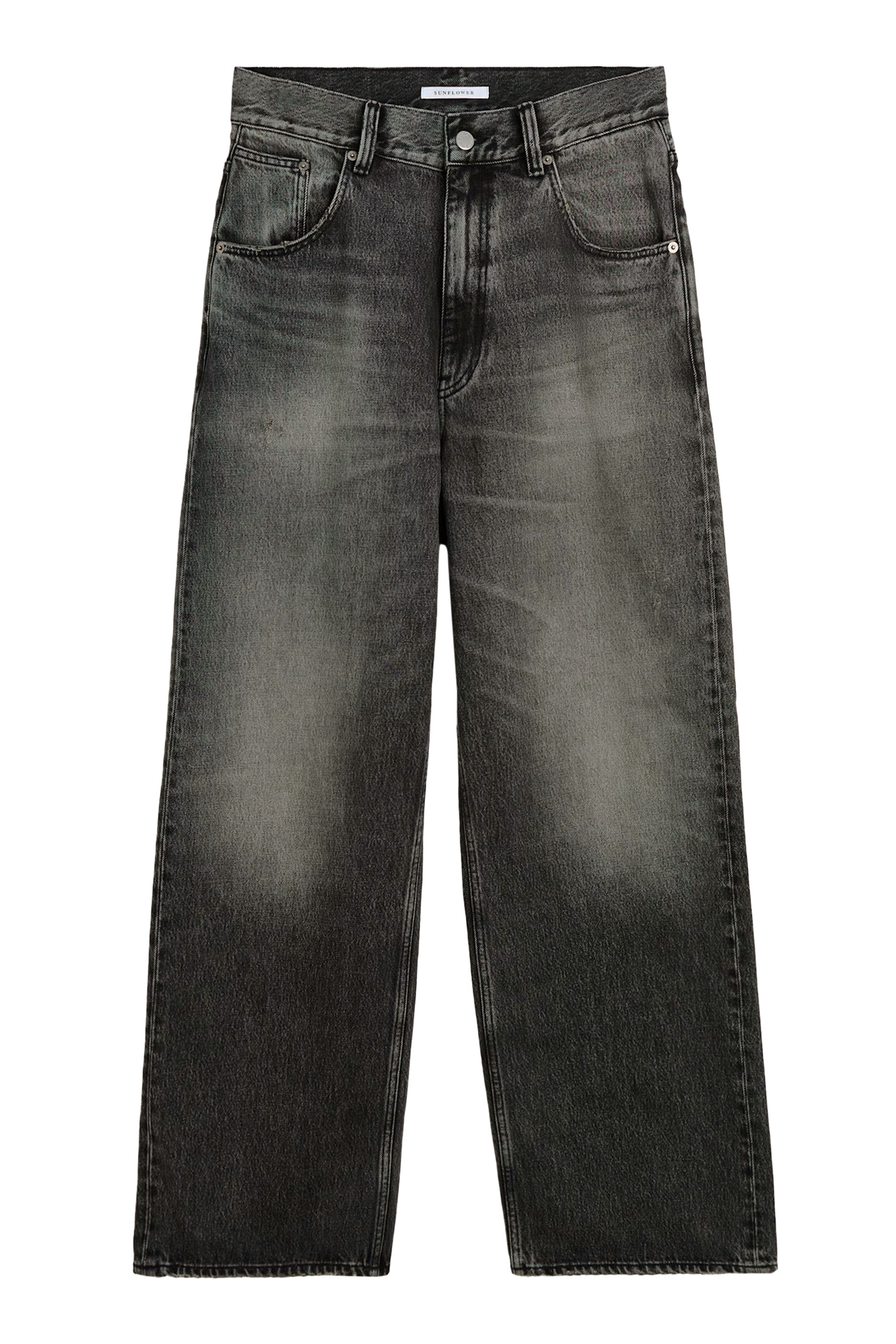 بنطال جينز بقصة واسعة