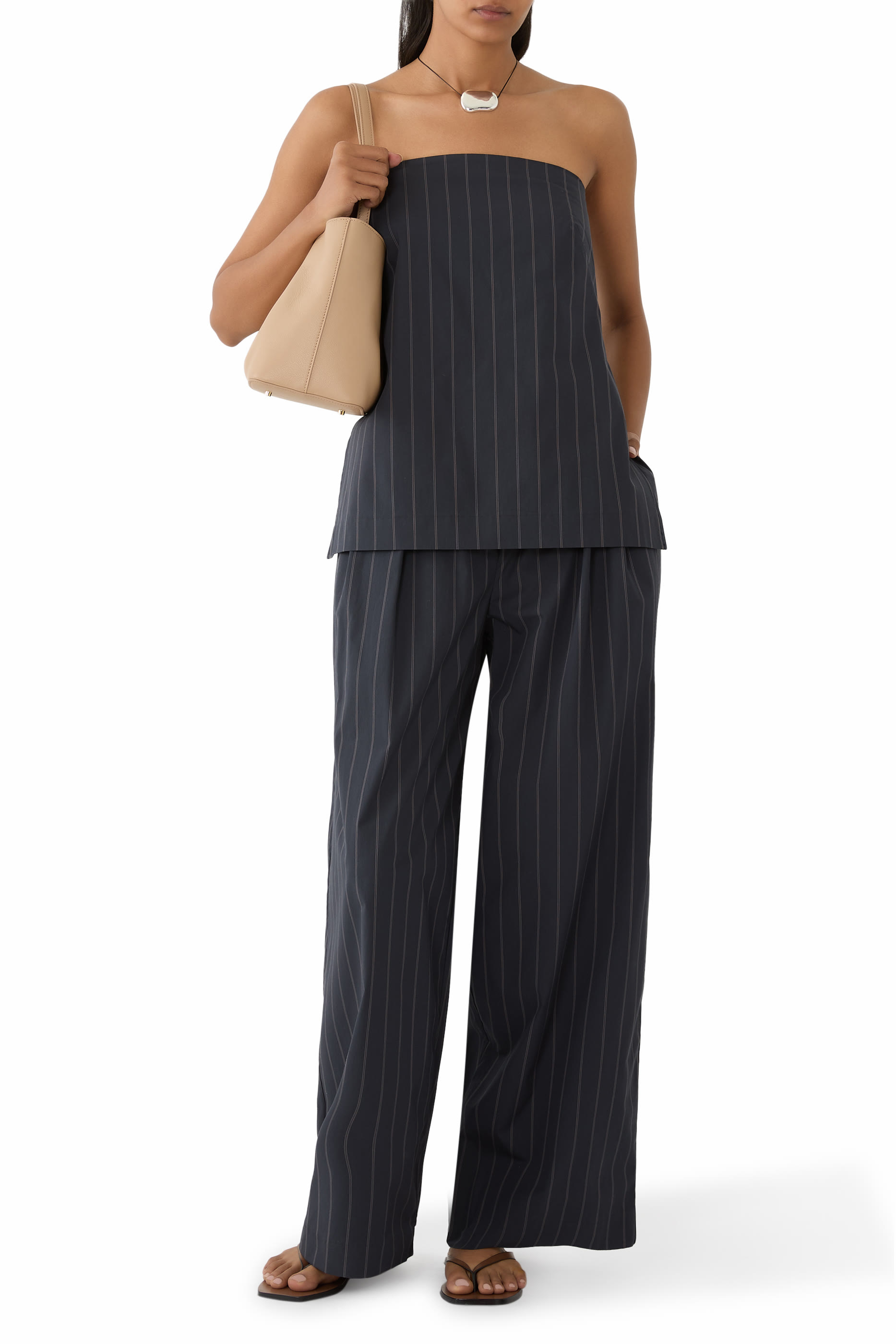 بلوزة بلا حمالات بأربطة رفيعة