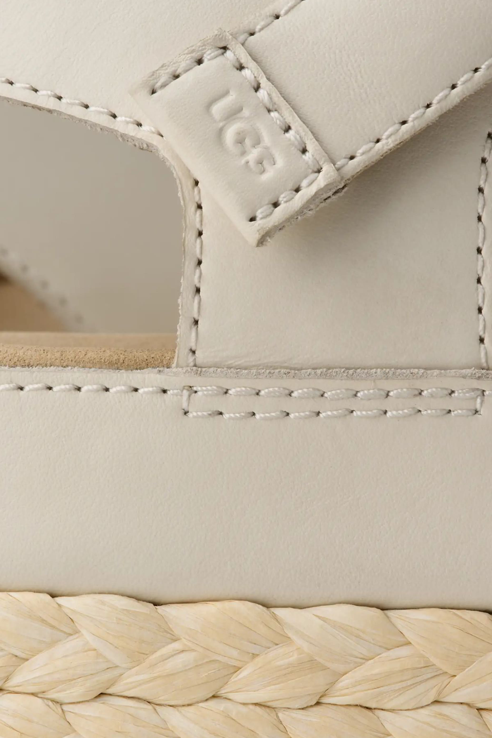 صندل أوبري بسير حول الكاحل