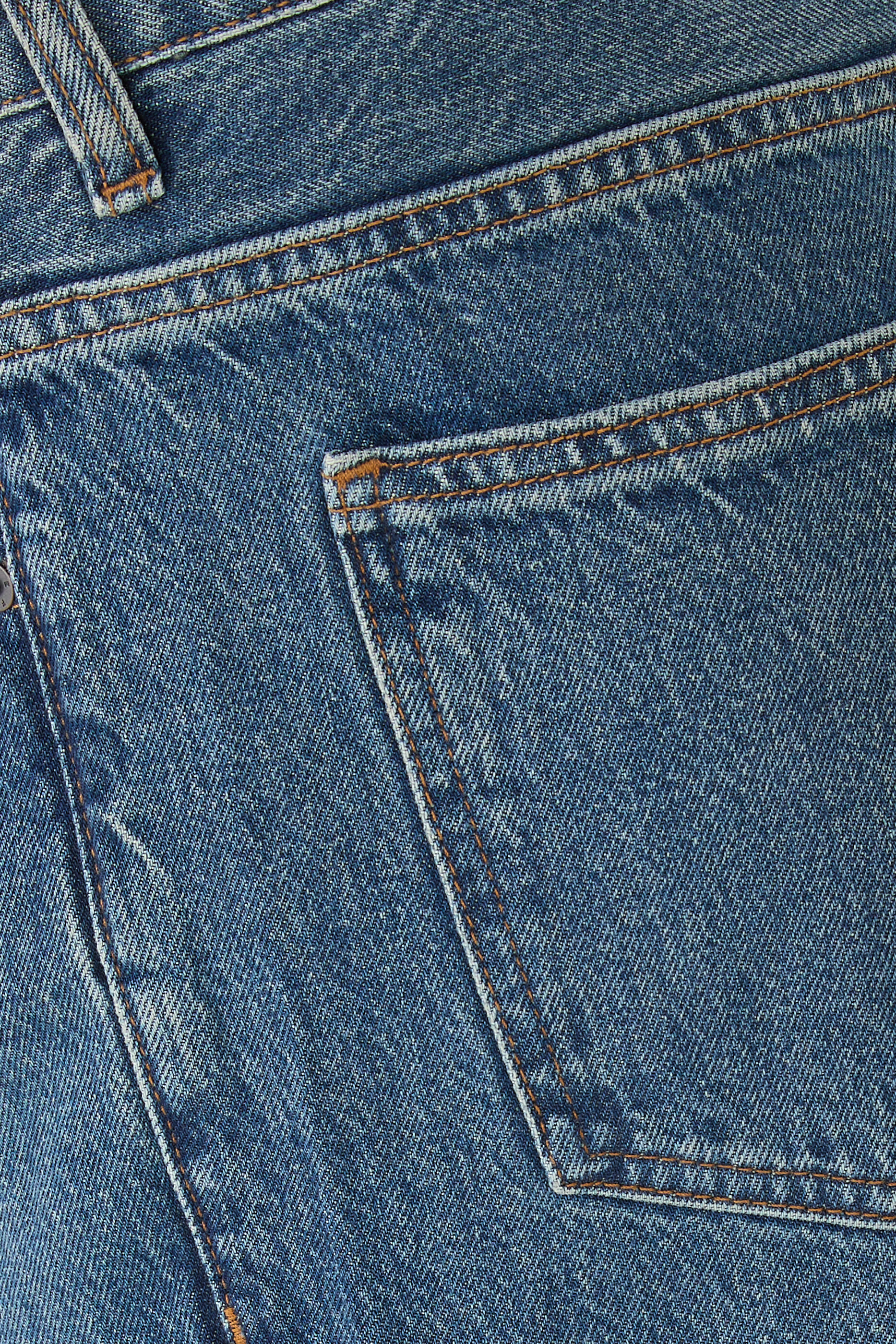 بنطال جينز بقصة مريحة