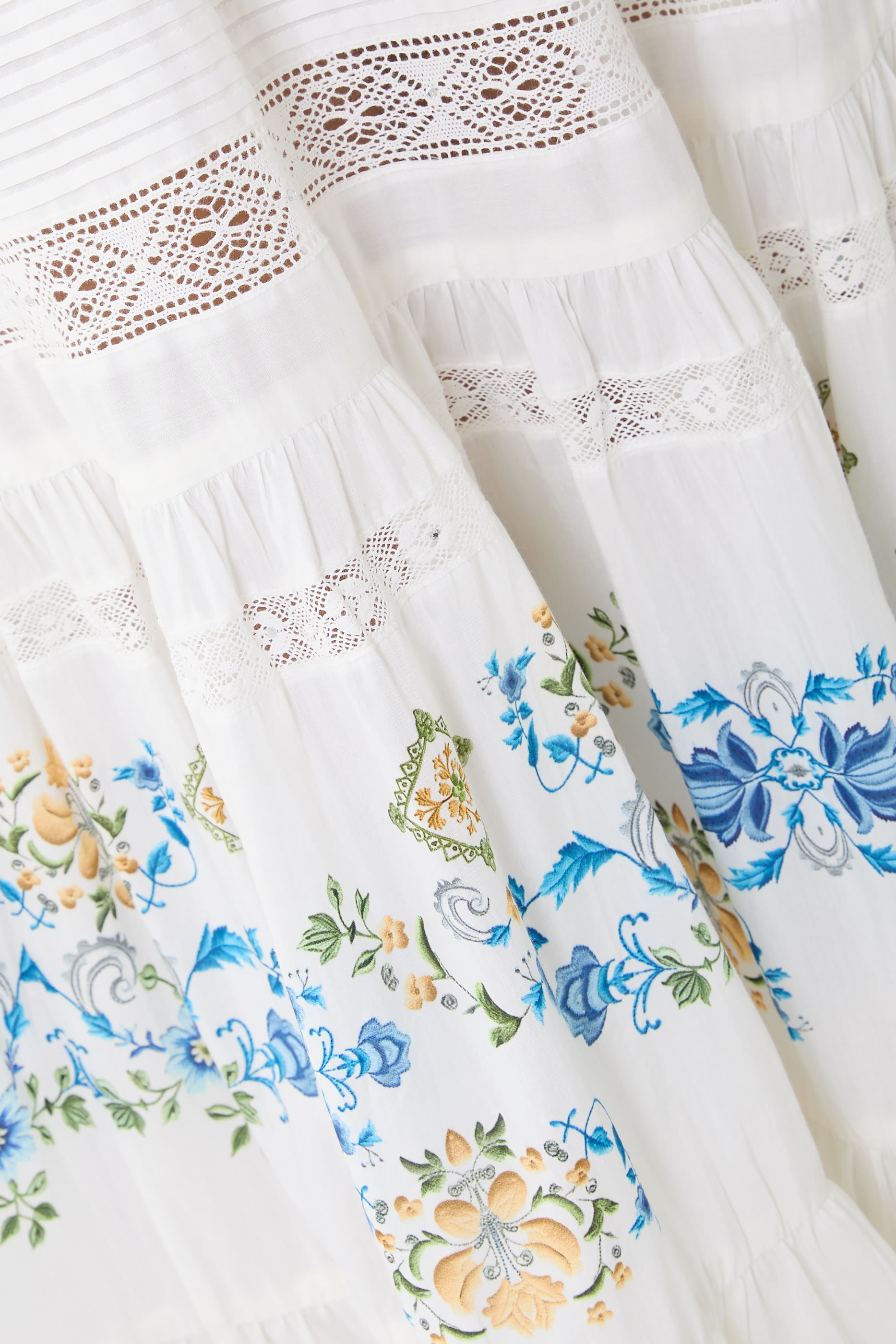 تنورة طويلة بطيات